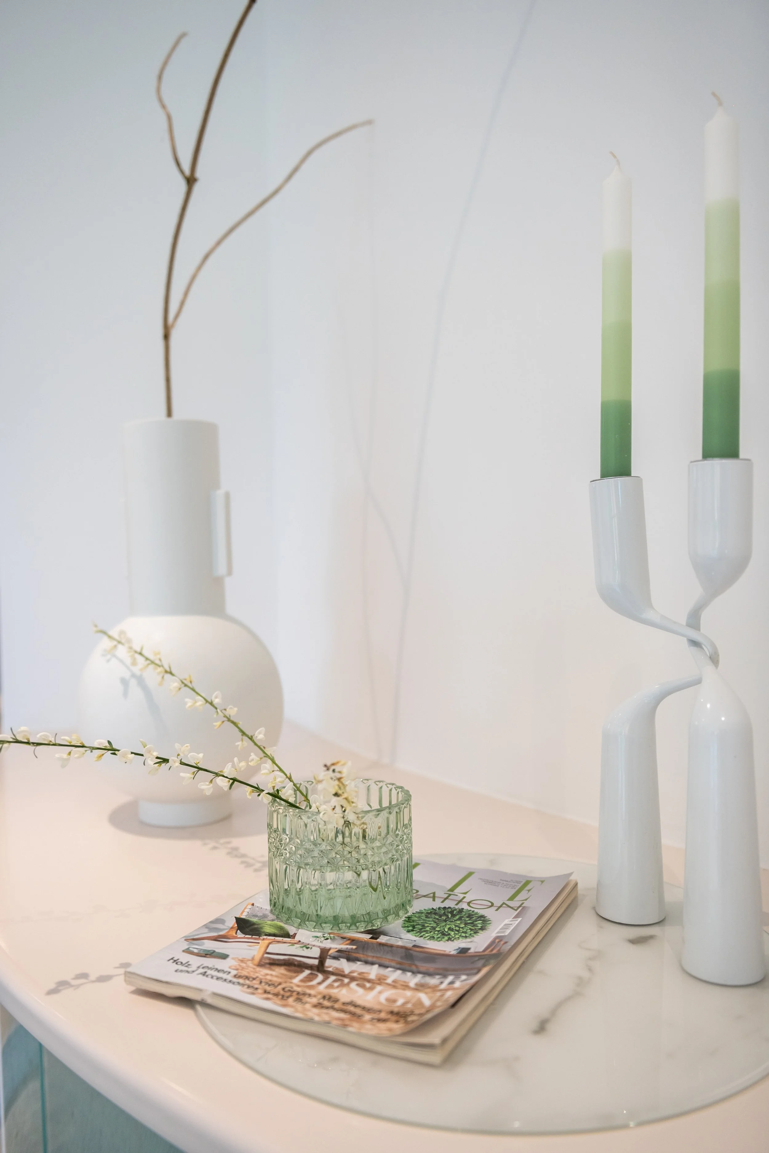 Stilvolle Dekoration in Home Staging  Projekt mit Kerzen, Vase und Naturmaterialien