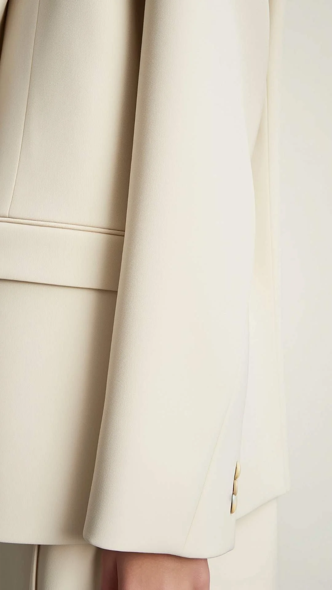 Ausschnitt eines edlen beigen Blazer - ist unter Profil der Webseite von homestaging Geschka Muenchner Angentur