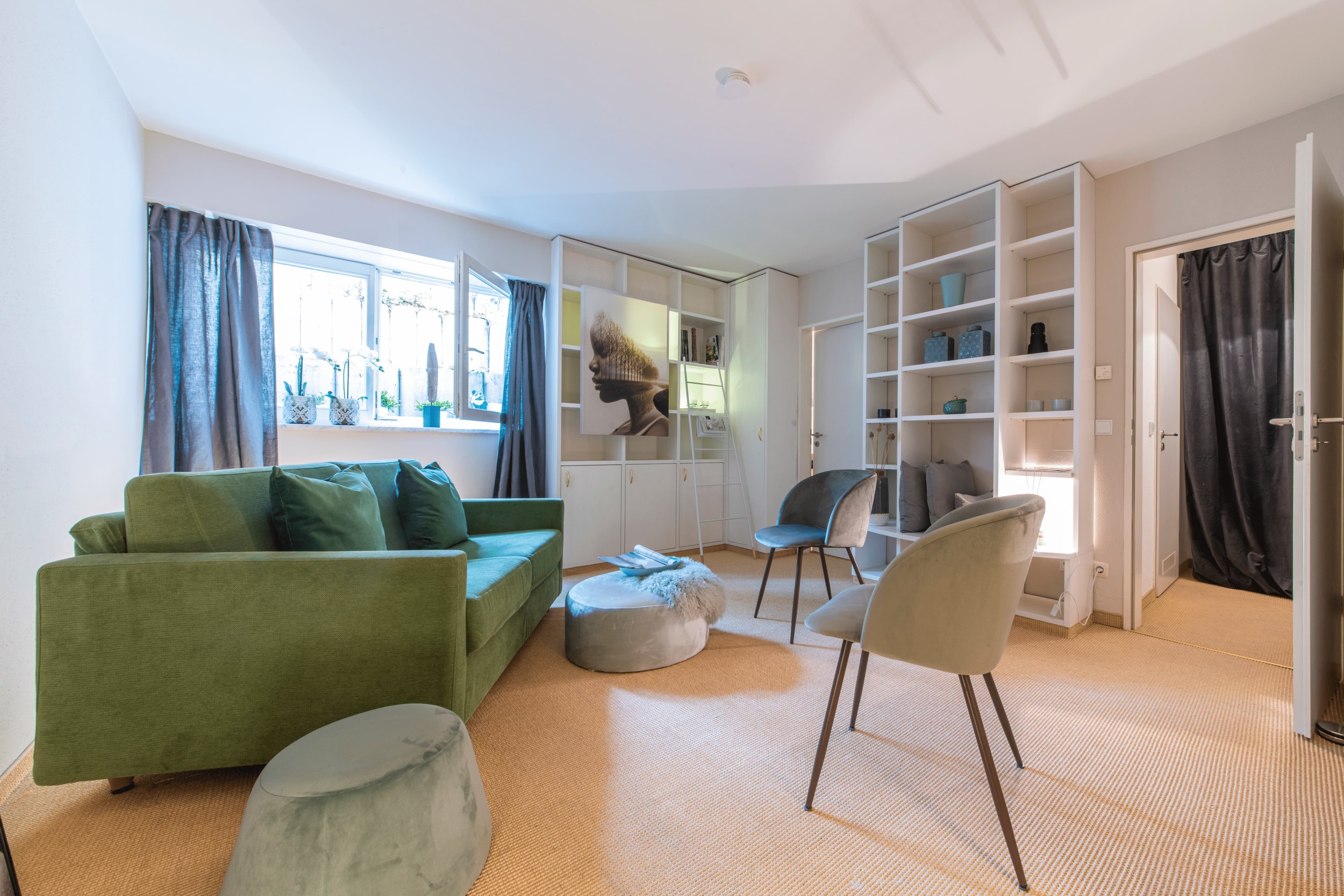 Souterrain für Gäste mit Schlafsofa mit stilvoller Möblierung und klarer Zonierung, ein Home Staging für ein modernes Wohnkonzept