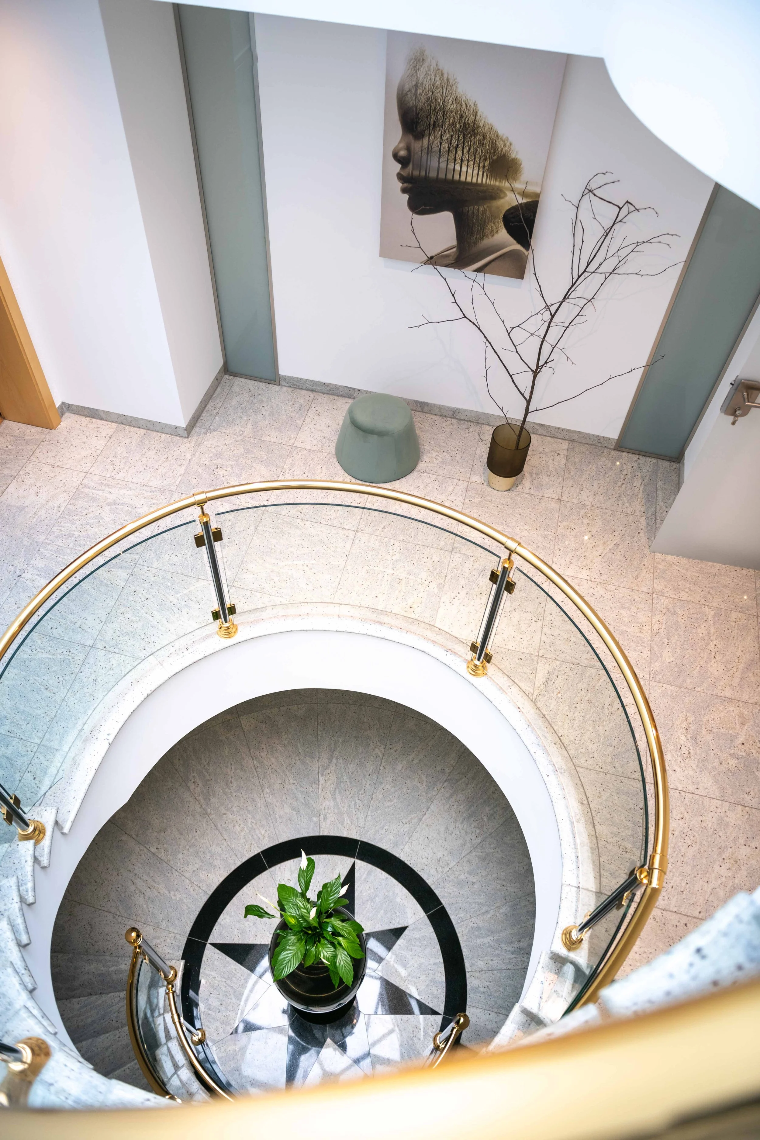 Architektonisches Detail in Home Staging Projekt mit runder Treppe und Galeriebereich