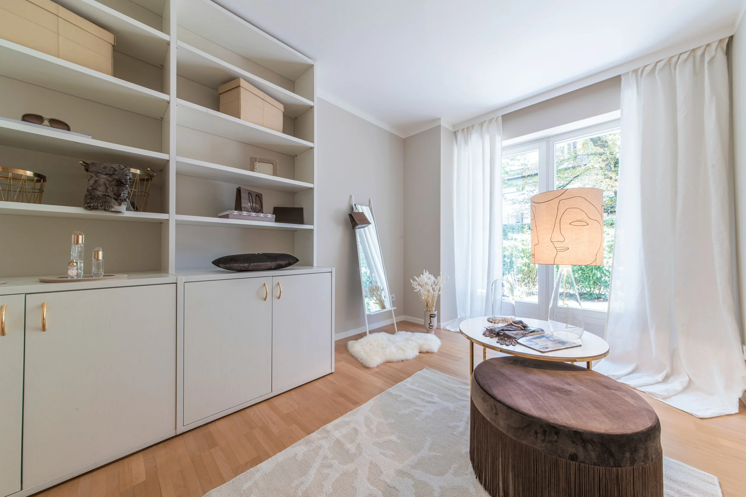 Elegant gestalteter Ankleideraum mit auffallenden Dekodetails wie Tischleuchte mit Art Deco Leuchtenschirm 