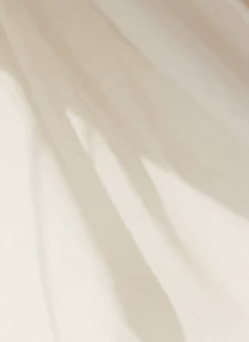 Unbestimmte Schatten und Lichtreflexionen auf einer weißen Oberfläche.