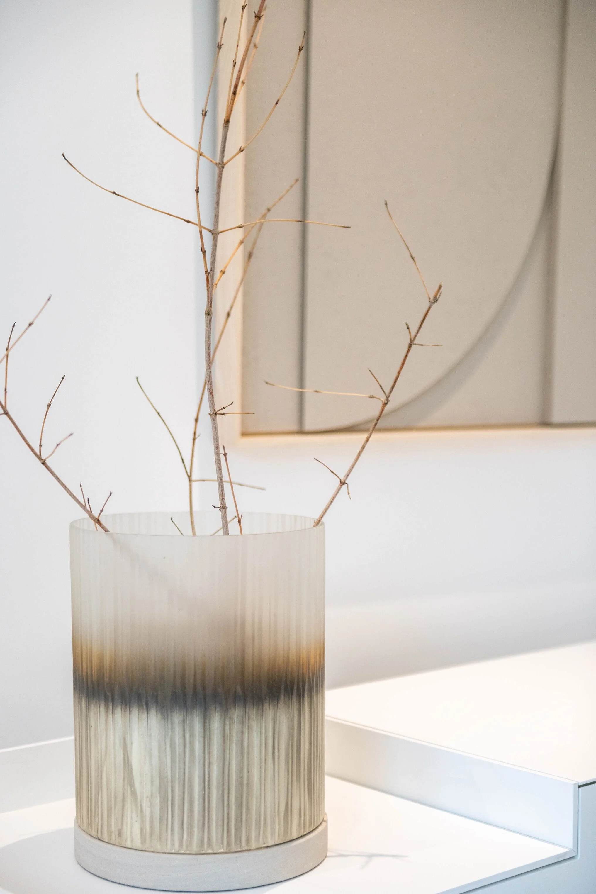 Minimalistisches Interior Detail mit Zweigen und Vase im Home Staging Konzept