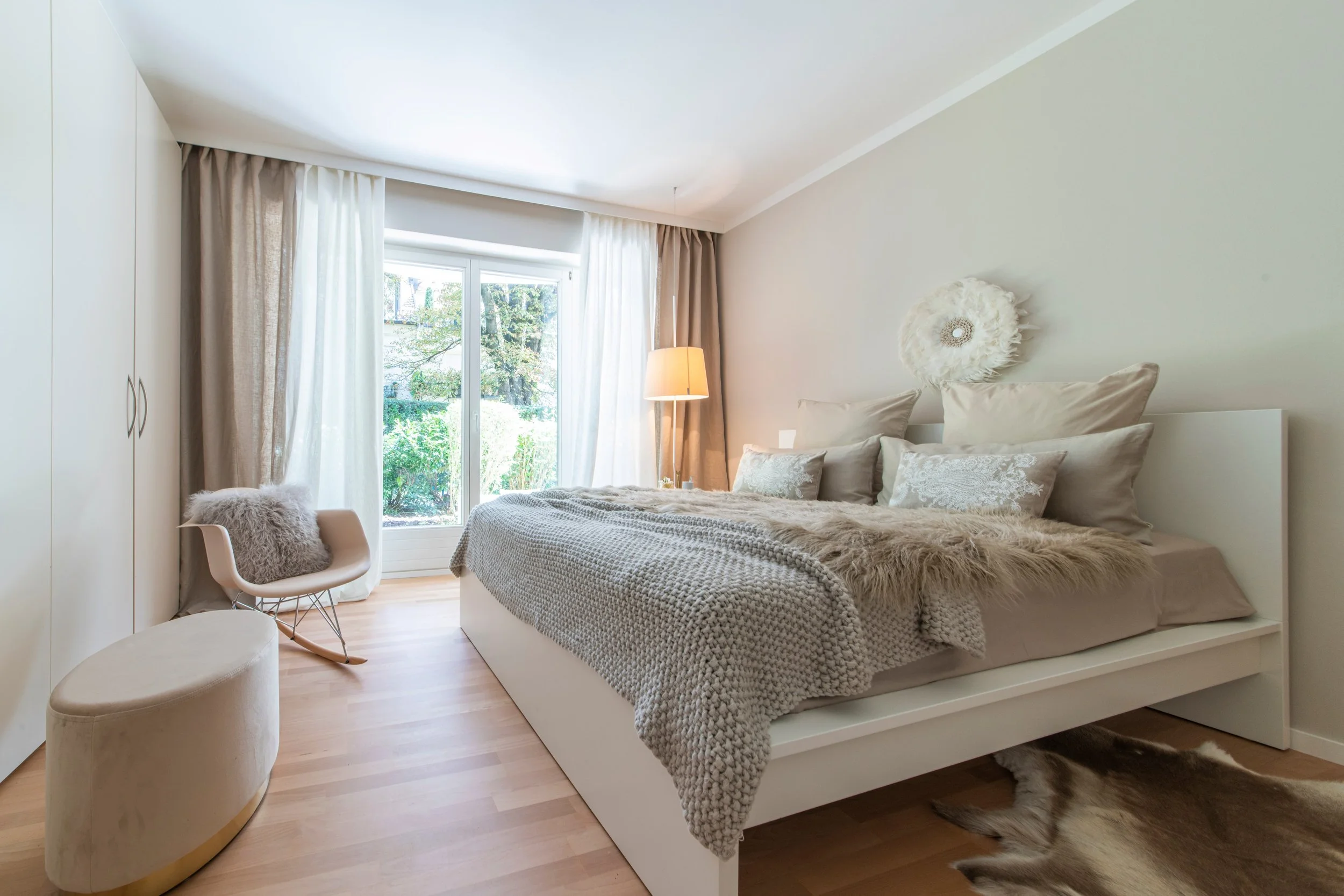 Home Staging eines Schlafzimmers in Brauntönen strahlt Boho-Ansatz aus und wirkt dadurch sehr gemütlich 