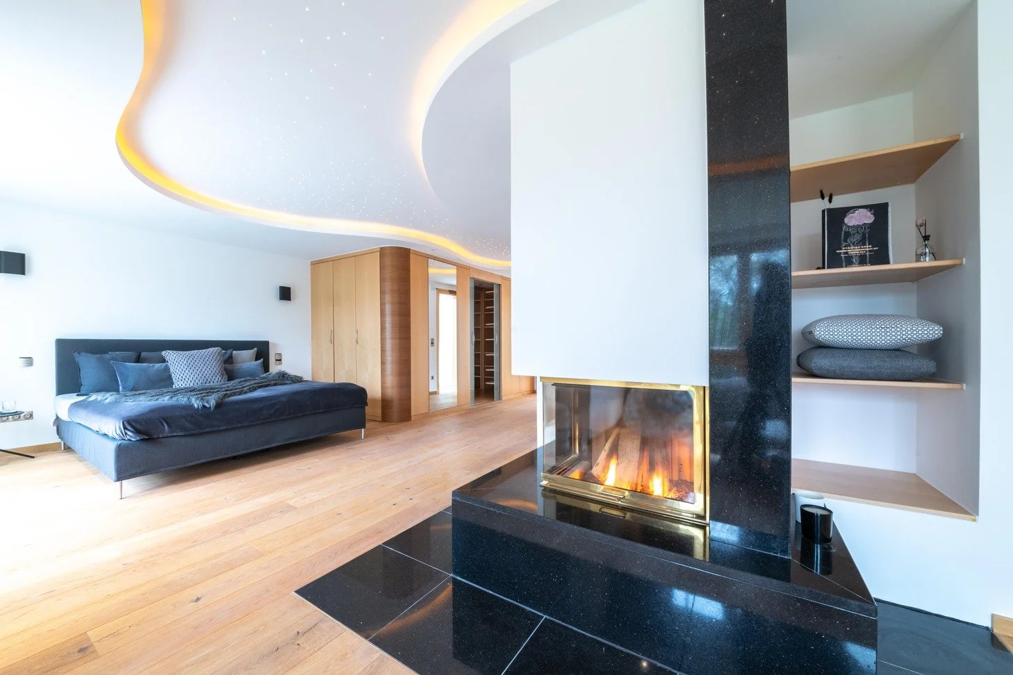 home staging Inszenierung eines Schlafzimmer mit Kamin in Villa