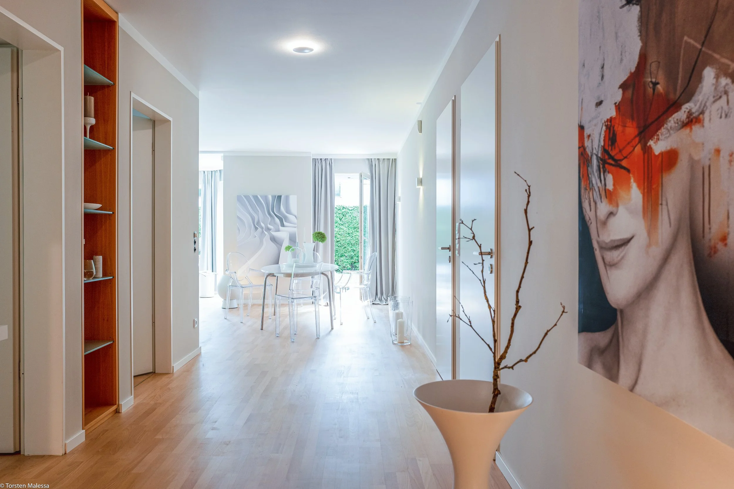 Entreé mit Kunst - großes Profilbild einer Frau mit Orange Effekt für home staging Inszenierung Flur