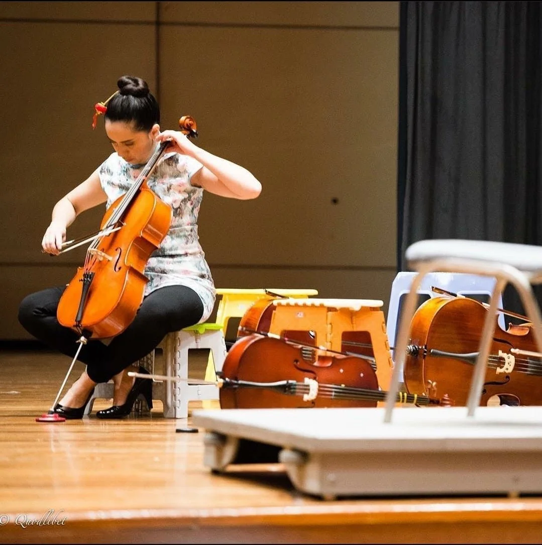 Cello, chinese dress Sandra Lozano Calderon Hong Kong tuning
