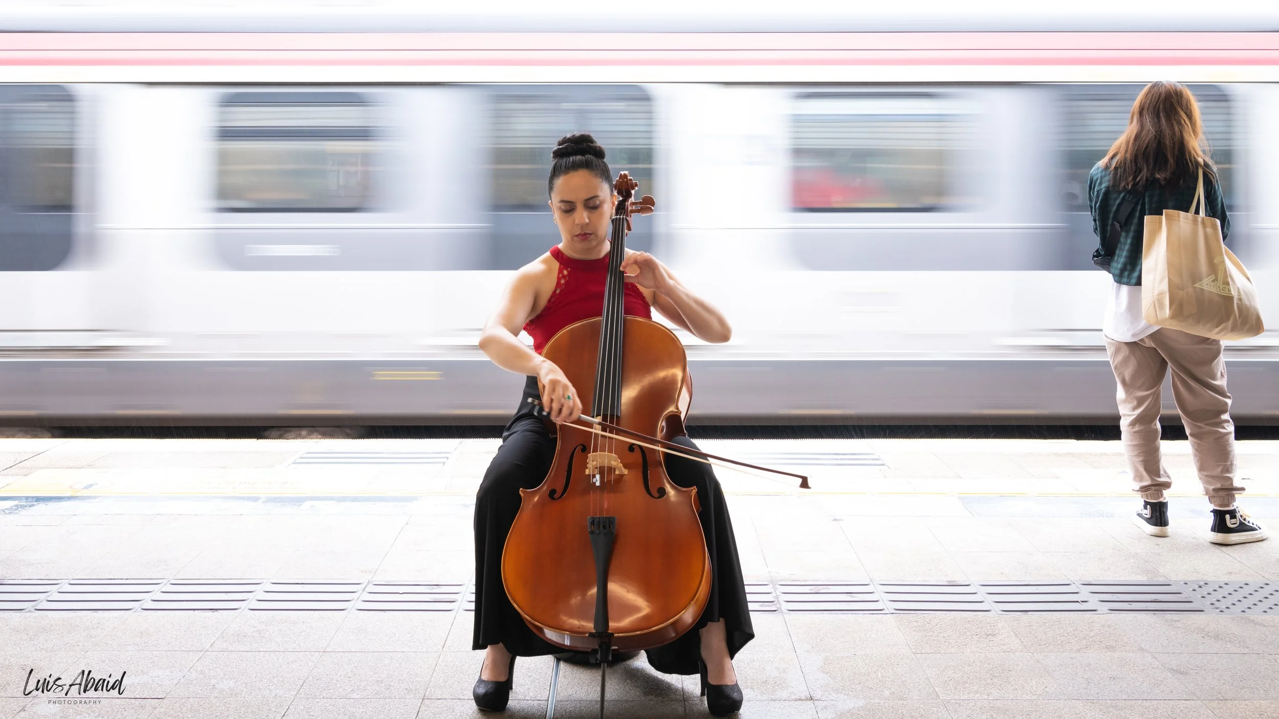Sandra Lozano Calderon Cello Hong Kong MTR train 
