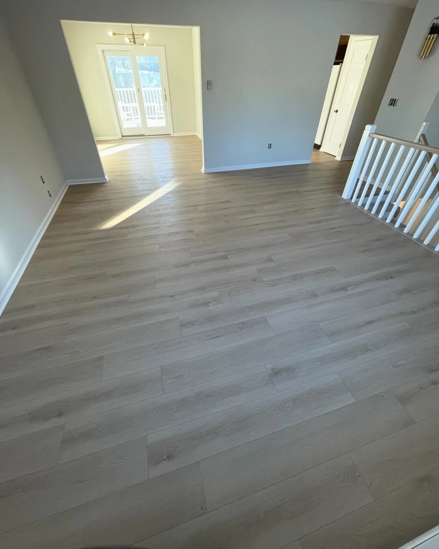 We had the pleasure of bringing this home to life with all new luxury vinyl plank and carpet throughout! 🤩🏡 Give us a call today for a free estimate! 📲