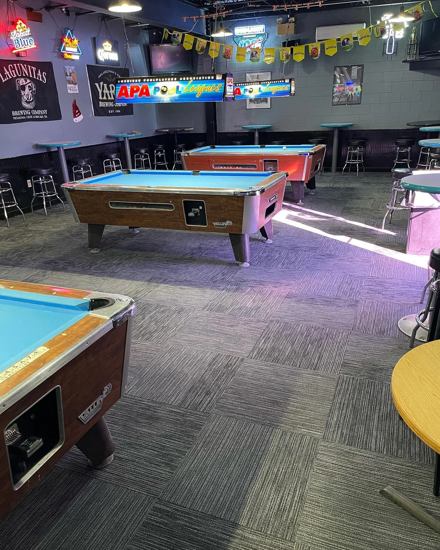A perfect strike! 🎳 Our carpet tile and vinyl plank installations at Summit Lanes Bowling Alley redefine the lounge&rsquo;s aesthetics. 🍻👌