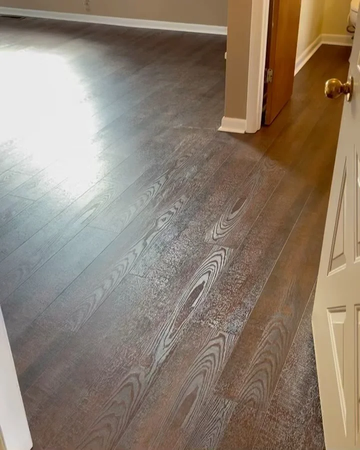 Check out this transformation! 👀 We installed a beautiful waterproof luxury vinyl plank throughout this East Stroudsburg home! #remcoreflooring #lvp #newfloors #vinylplank #poconomountains #lehighvalleypa