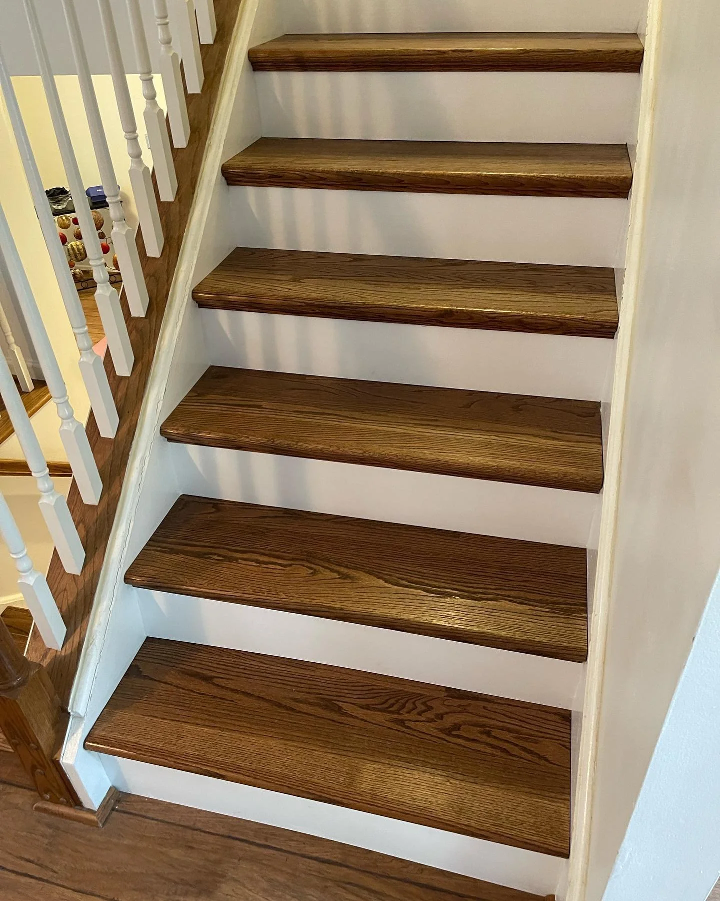 Upgrade Alert! 👀🏡 We recently had the pleasure of transforming this staircase with new treads! #remcoreflooring #renovation #hardwood #stairtreads #homerenovation #lehighvalley #stroudsburg