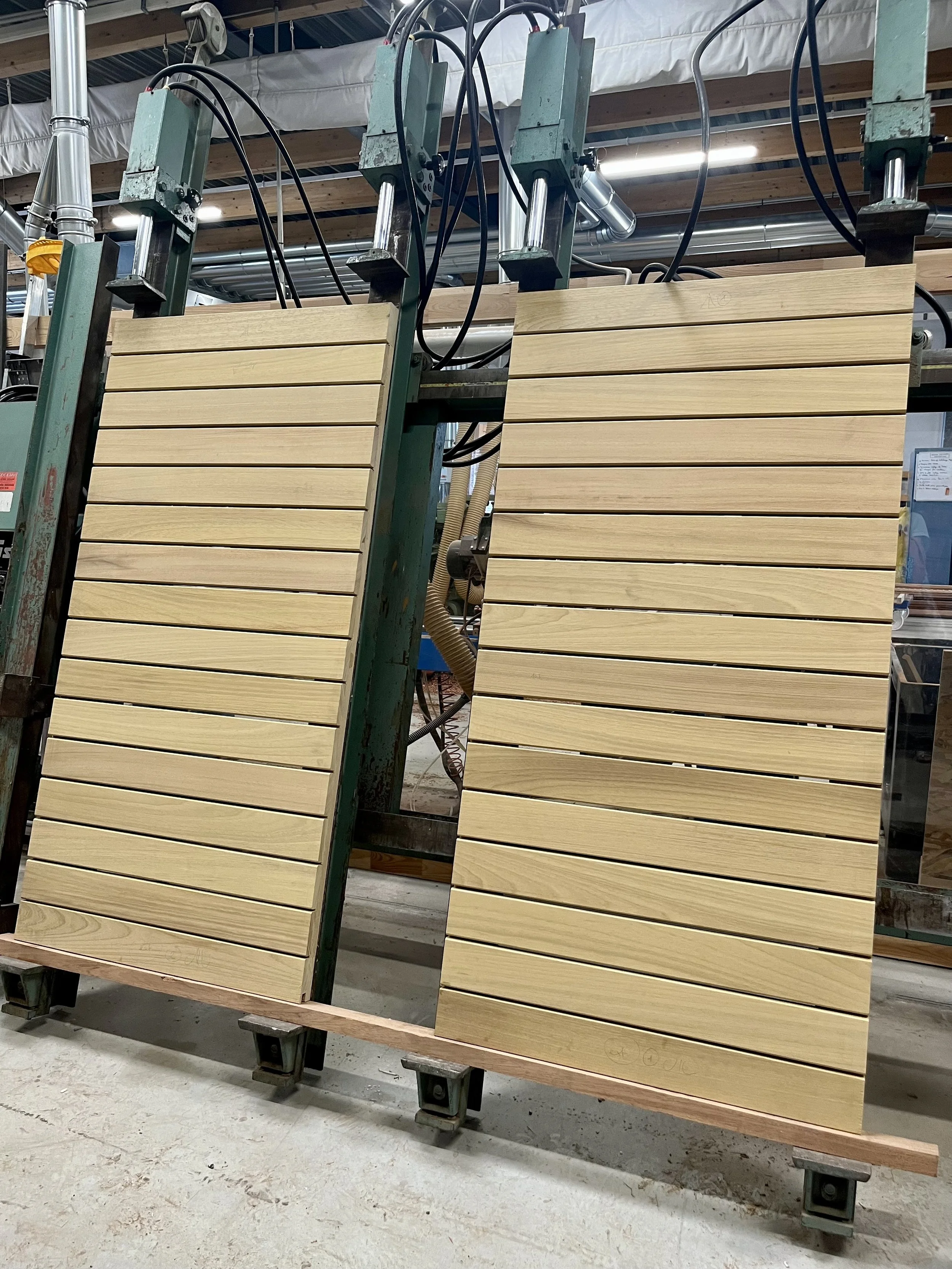 8 Volets coulissants bois rouge exo.jpeg