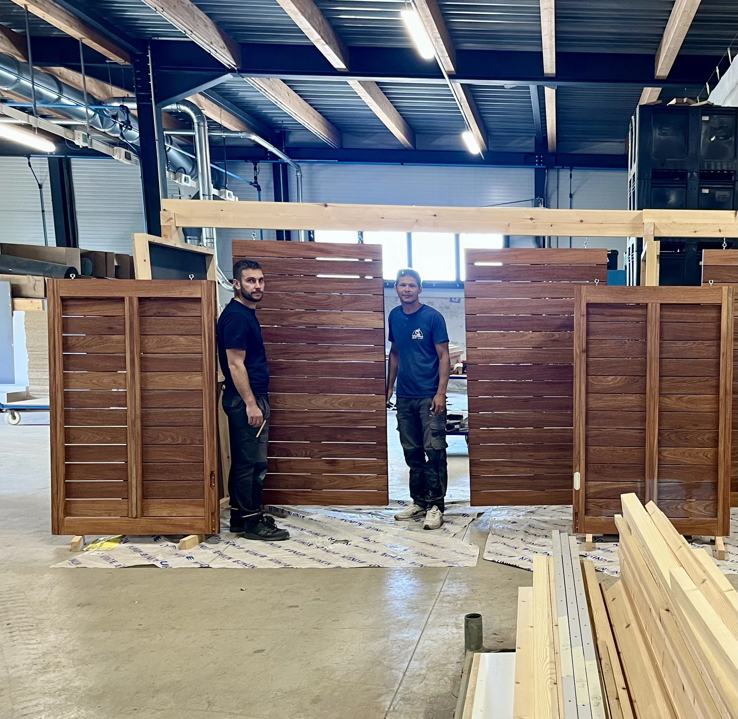 5 Volets coulissants bois rouge.jpeg