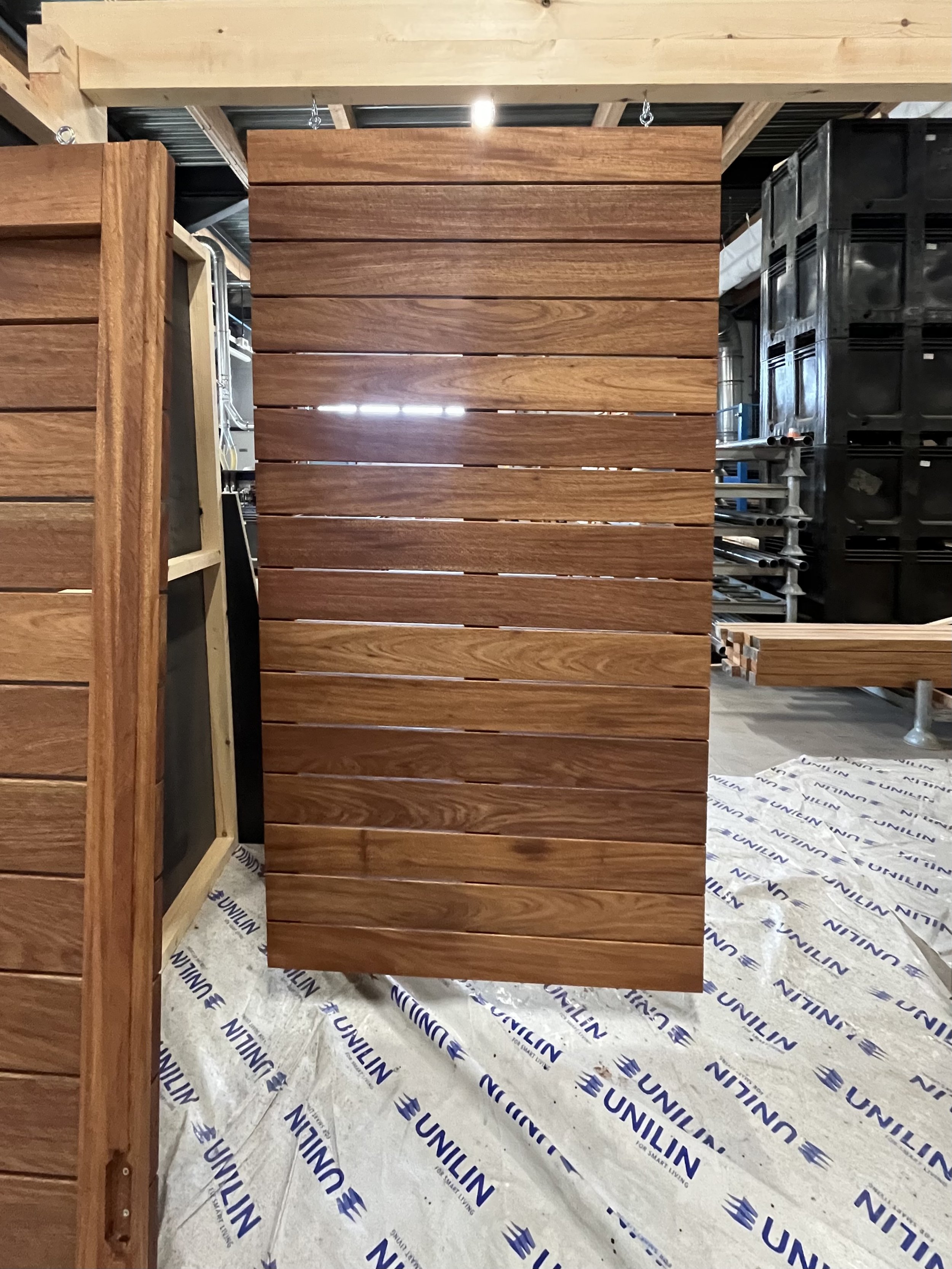 7 Volets coulissants bois rouge.jpeg