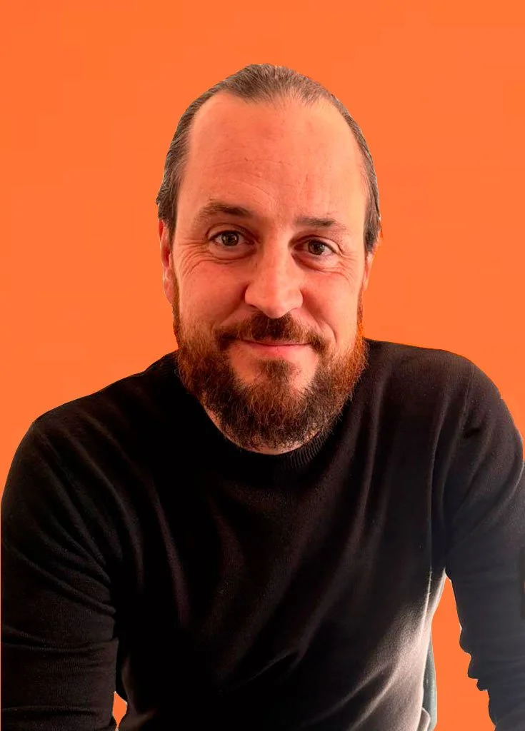 Collaboratore Andrea Macchi sfondo arancione