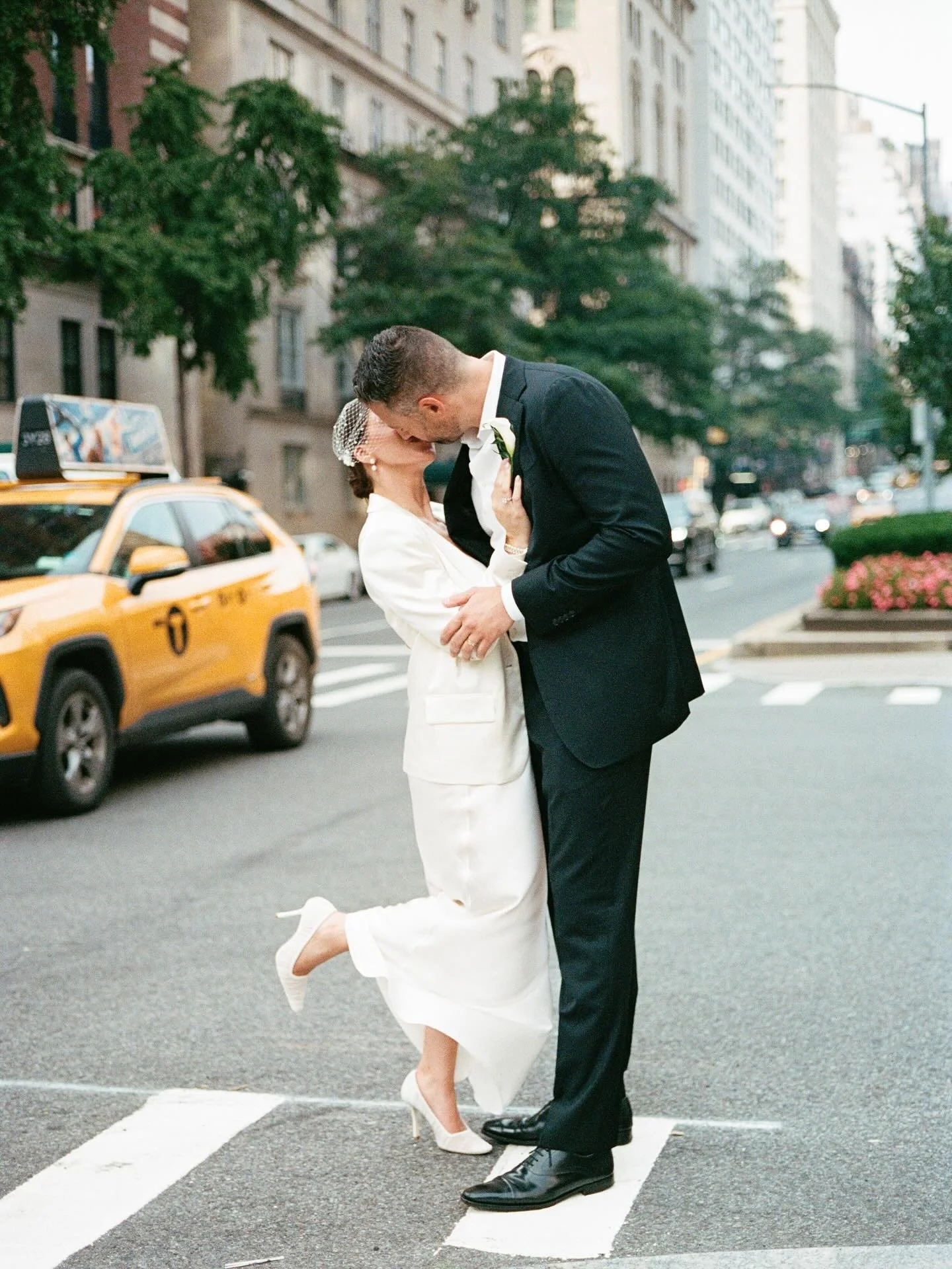 There&rsquo;s just something about a New York City wedding. 💋

The cab horns, the chaos, the quiet moments in between &mdash; it all somehow feels cinematic.

This photo reminds me why I LOVE this city&hellip; every street corner feels like you own 