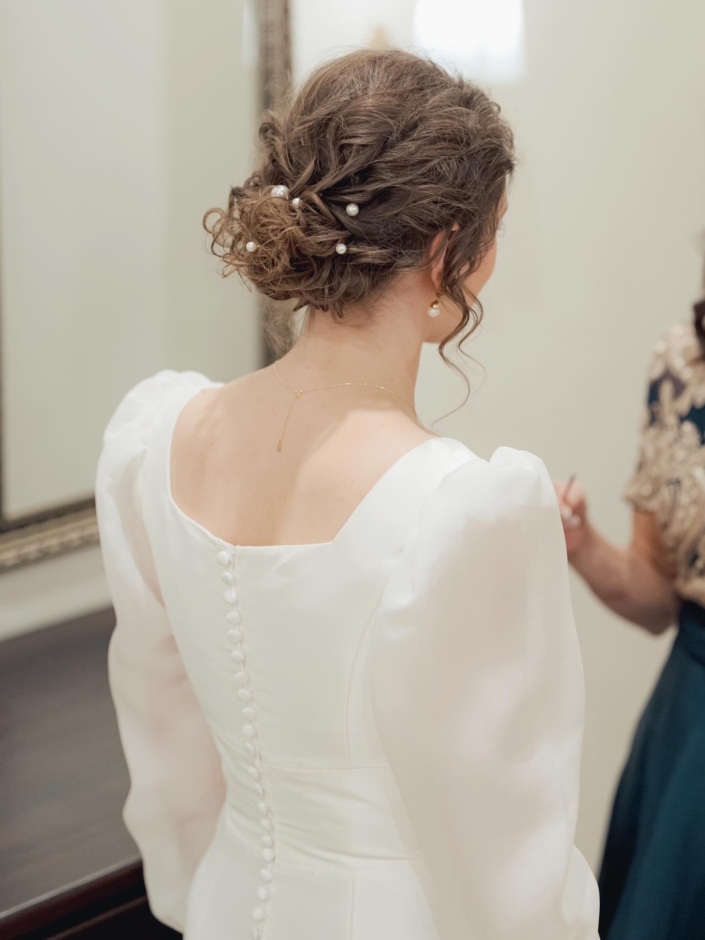 Button, pearls, and that winter magic ❄️💍

📸 Danny Captures Photography

#WinterWedding #WinterBride #BridalDetails #BridalInspo #PearlDetails #WeddingStyle #WeddingPlanning #NYCWeddingPlanner #CatholicWedding #HolidayWedding #Engaged2025 #Engaged2