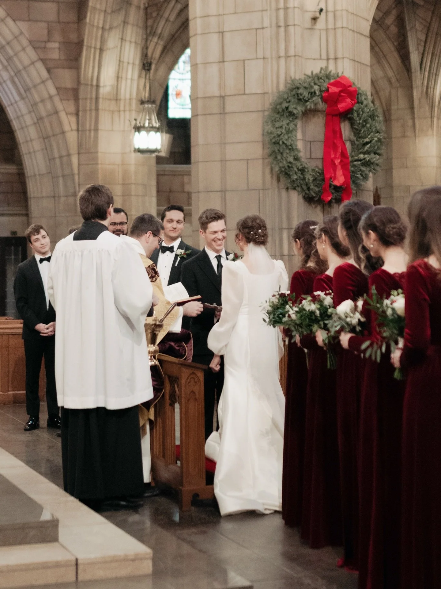 Velvety reds beside you, Christmas greenery behind you&hellip; and forever right in front of you 💚❤️

📸Danny Captures Photography 

#ChristmasWedding #WinterWeddingInspo #VelvetBridesmaids #RedBridesmaidsDresses #HolidayWedding #CatholicWedding #Ca