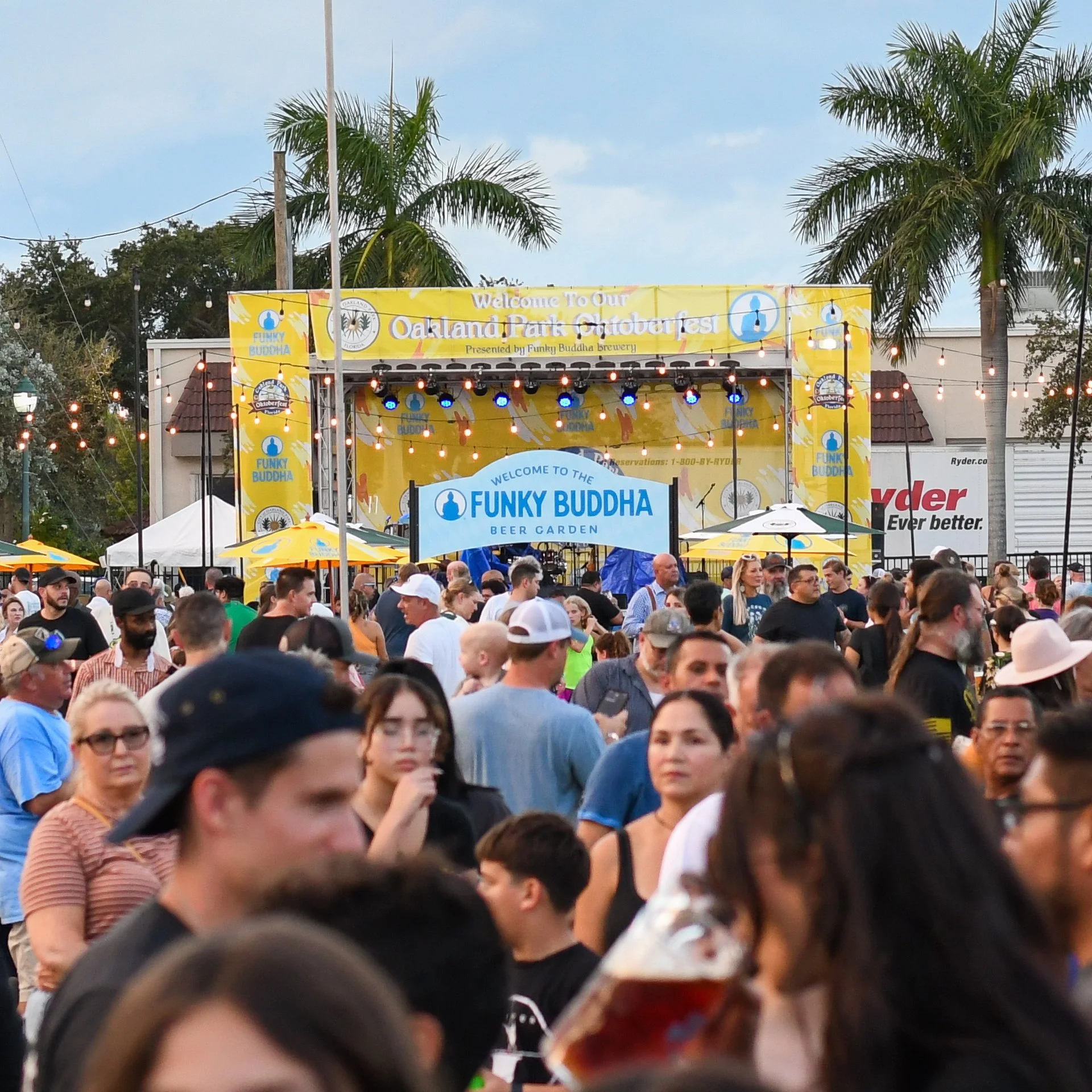 oktoberfestcrowd.jpg