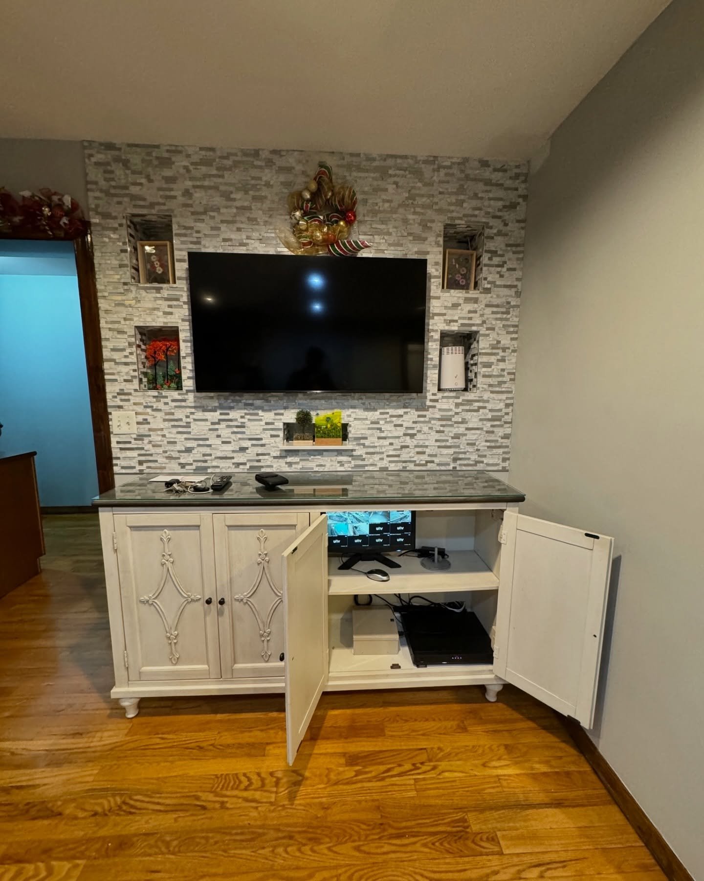 In-Home & Mobile Surveillance 👀
#IMSITSOLUTIONS
1. #HomeAutomation
2. #SmartHome
3. #HomeSecurity
4. #TechSolutions
5. #ITServices
6. #SmartLiving
7. #SecuritySystems
8. #ConnectedHome
9. #IoT
10. #HomeTech
11. #DigitalSecurity
12.