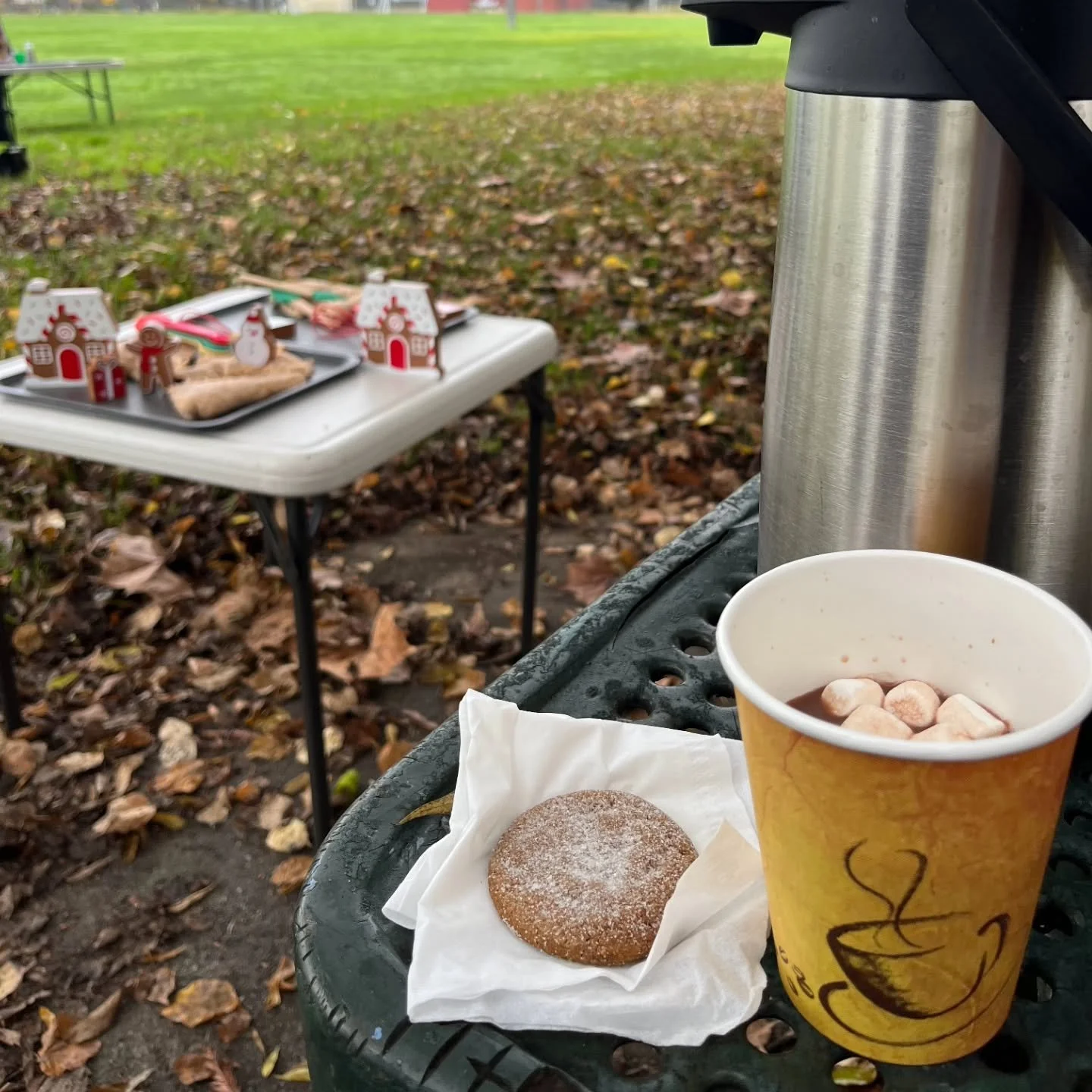 Ready to play! We have gingerbread fun and warm drinks waiting for you.

Find us by the old playground at Bryte Park until 11:30.