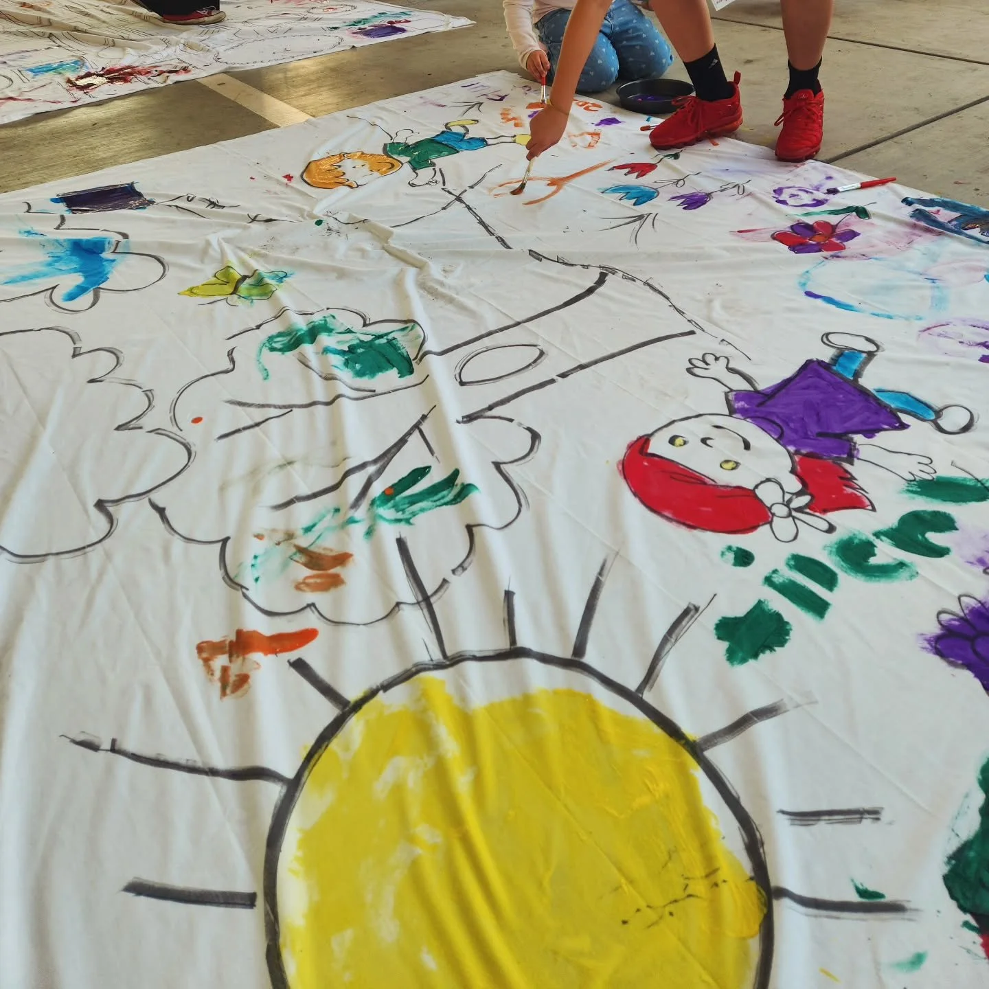 Paint It! Students and families painted together on a Community Canvas at last night's Family STEAM Night. 

#familysteamnight #communityschools #artmakesus #sciencefun