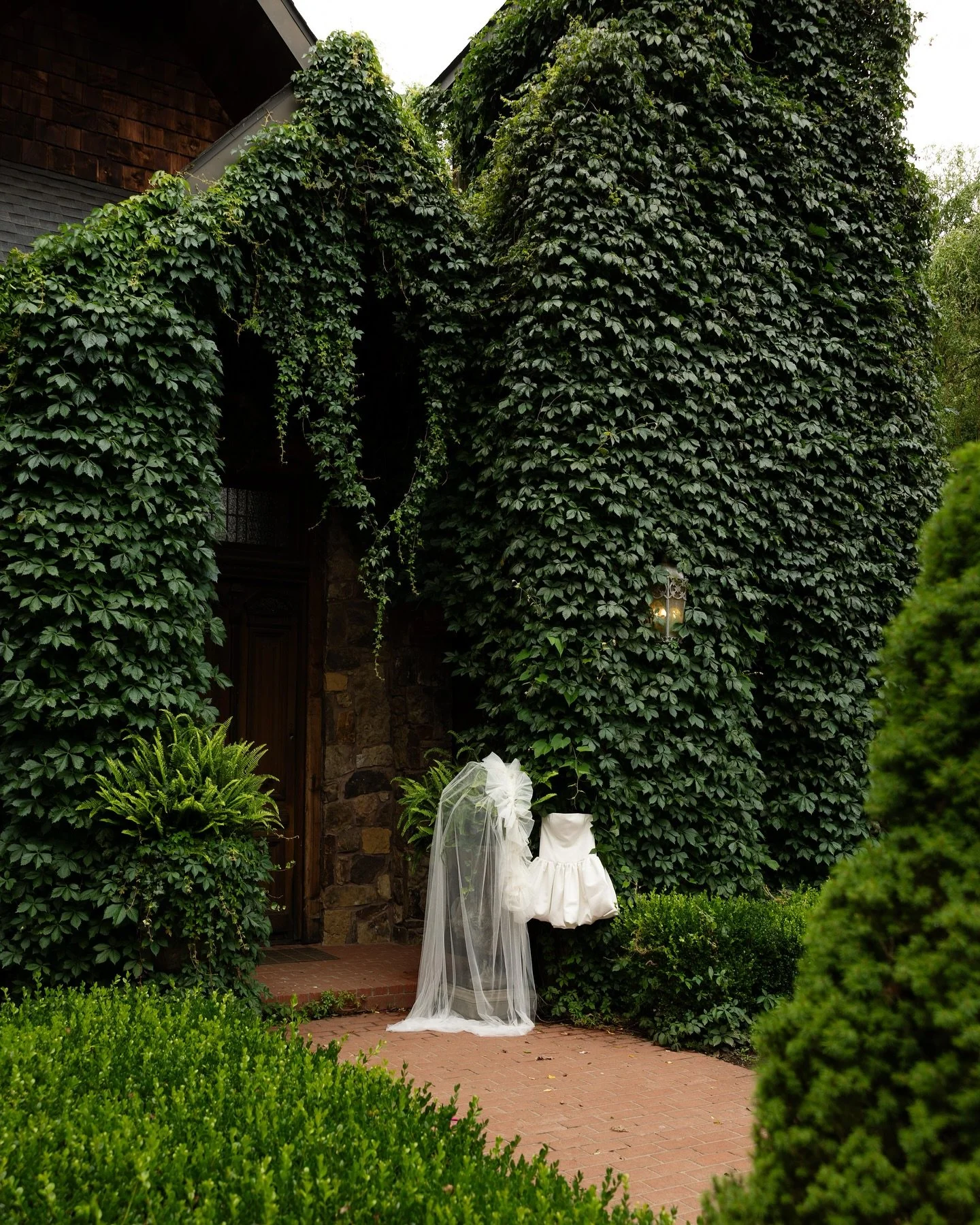 the way this dress moment &amp; this venue stops me in my tracks every time - with just a sneaaakk into Becca&rsquo;s reception look. Part One of Becca + Cameron&rsquo;s day from this summer 💌

Second shooting with the lovely &amp; talented @taylore