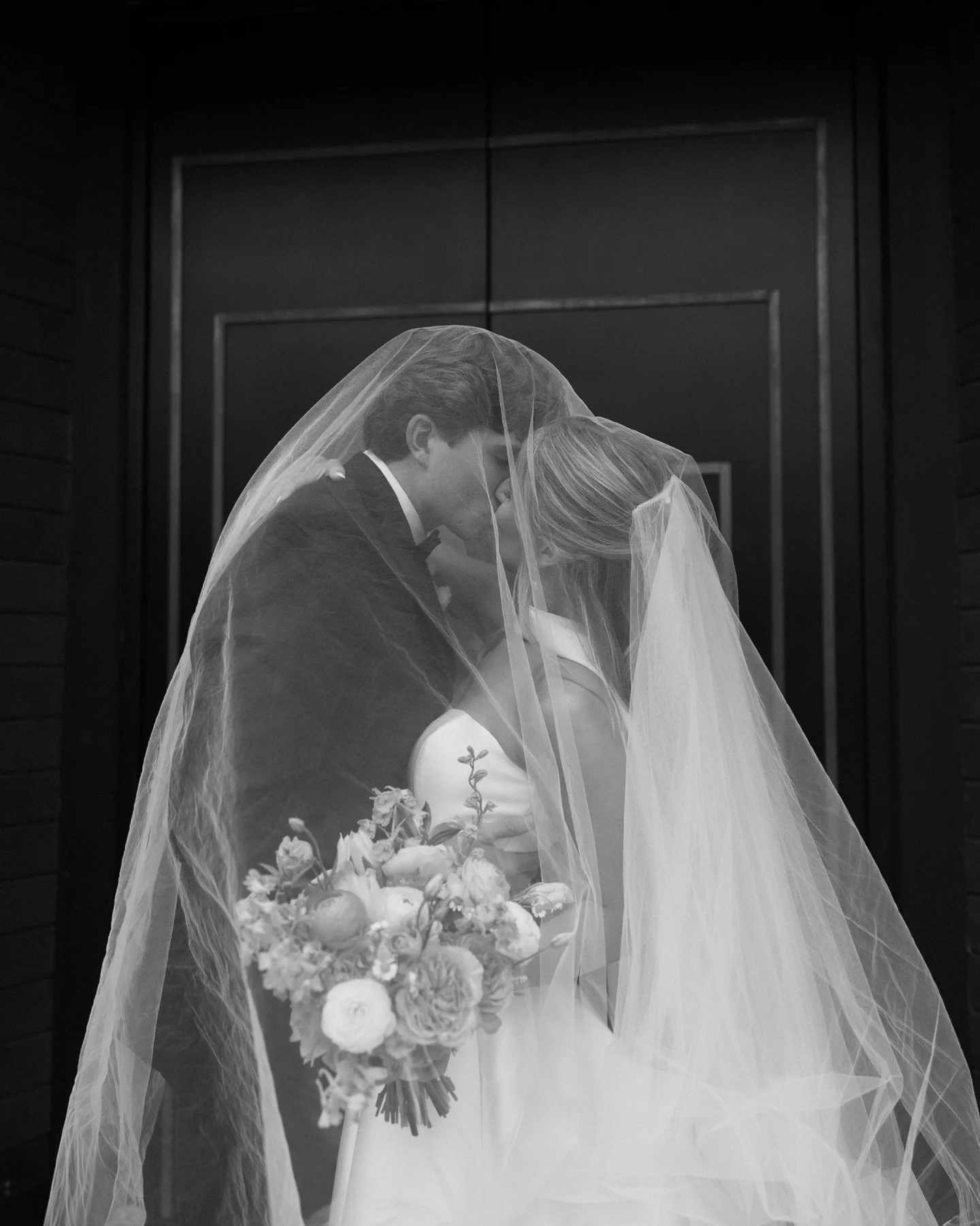the most dreamy, joyful, colorful, sweet day of these two getting married !!!! twist my arm I just HAD TO share these and some more details coming from their day 💌 We LOVE THE LEAKS!!!

Vendors:
Venue: @osagehouse
Photographer: @emily.hendrickphotog