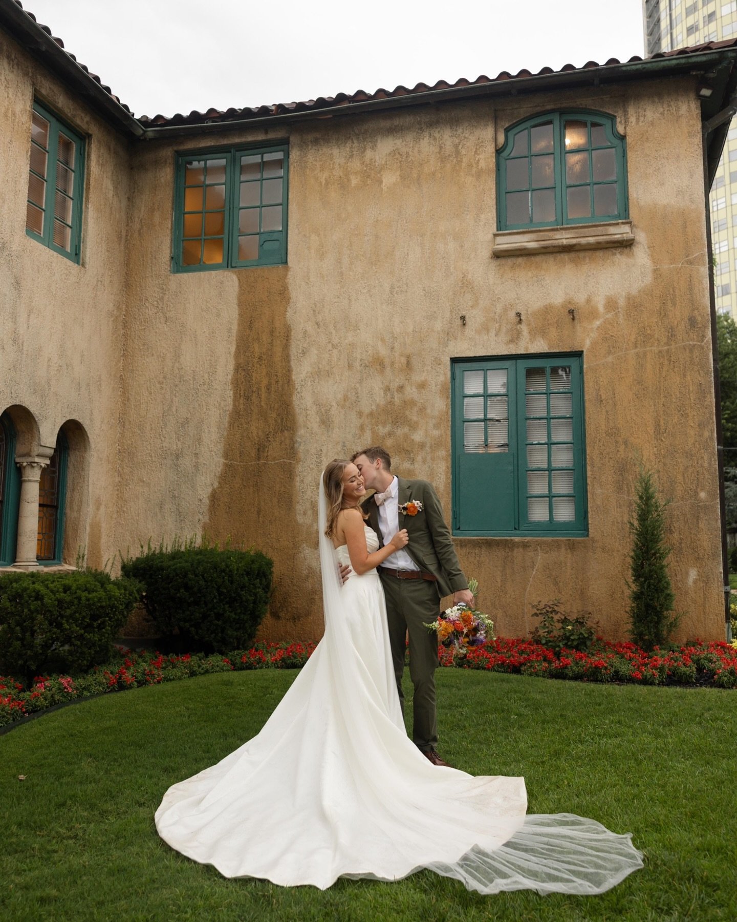 here&rsquo;s to weddings that hold a lot of color, fabulous details, emotion-filled moments, and a true representation of the bride &amp; groom&rsquo;s personalities with a timeless feel - if you know Julie + David you know they radiate joy, creativi