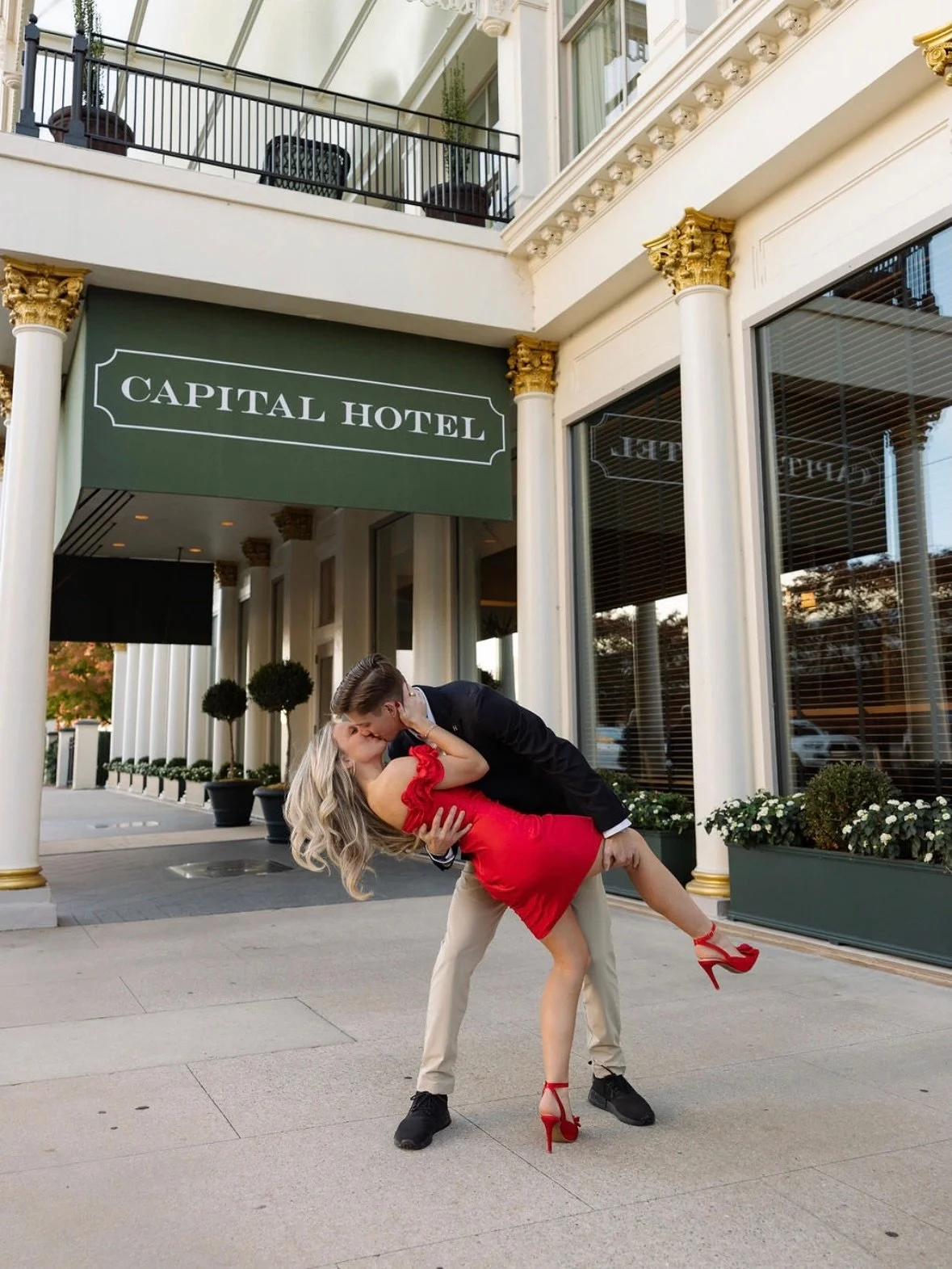 Just reliving some of my favorite engagement photos of all time at the Arkansas Capital because they have just a hint of the Christmas spirit to them so I thought it was a good time to share💌 forever love the Finks!!!