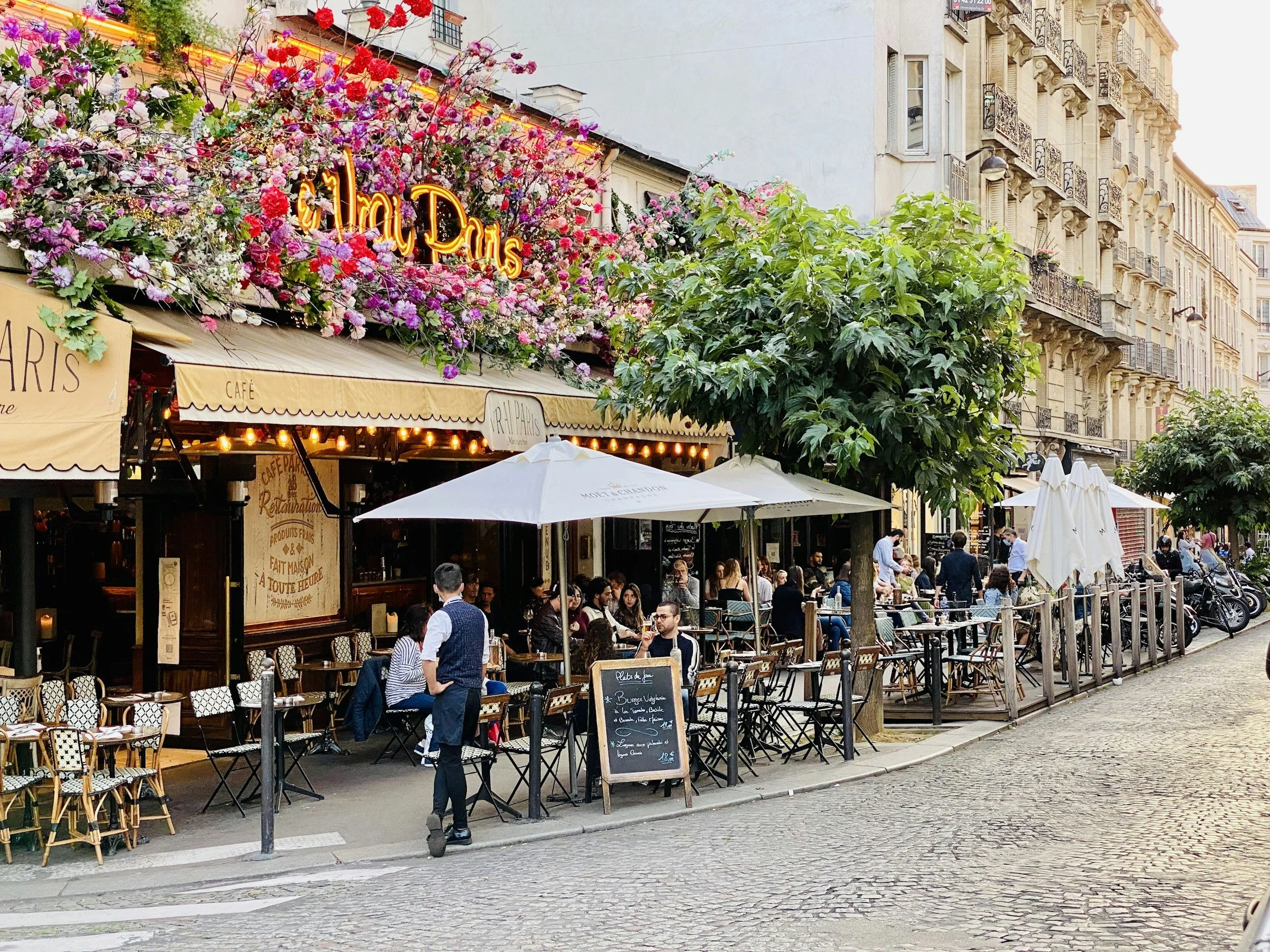 paris cafe outdoor seating