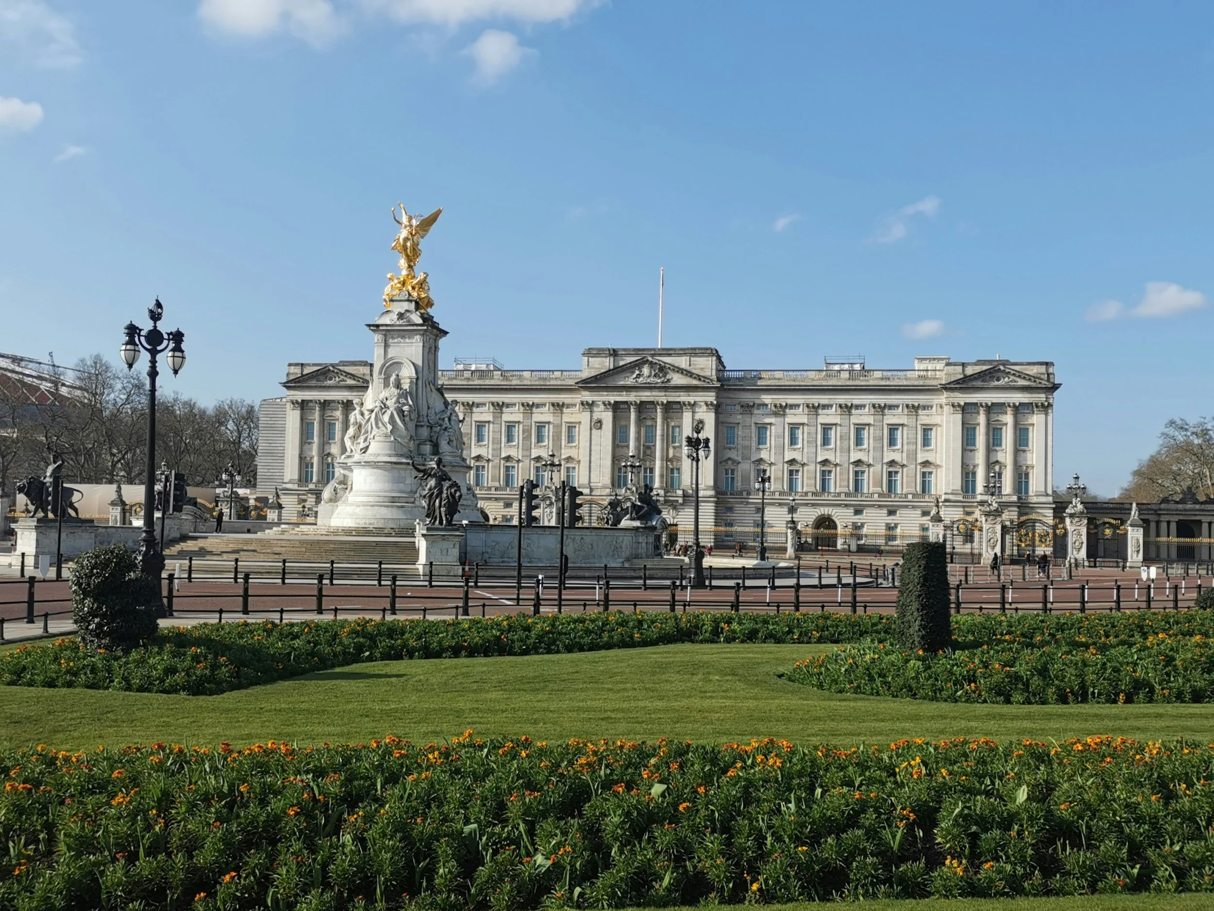 londons buckingham palace and statue