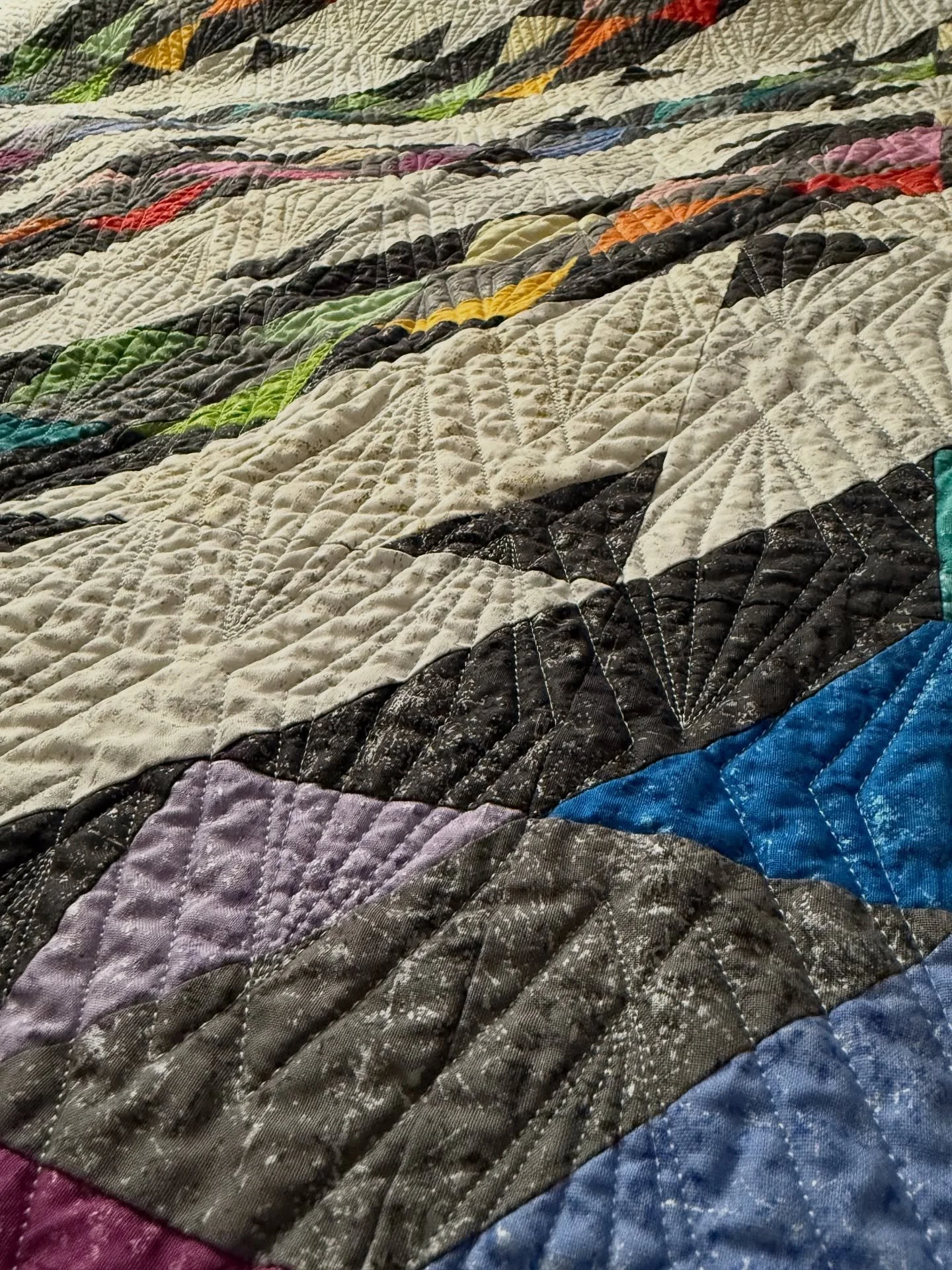 The crinkle effect that happened to this Spectral Sensation quilt is, chef’s kiss! The Glisten fabric is like nothing I’ve worked with before. For those asking, it washed beautifully and the pearlescent effect doesn’t wash away at a