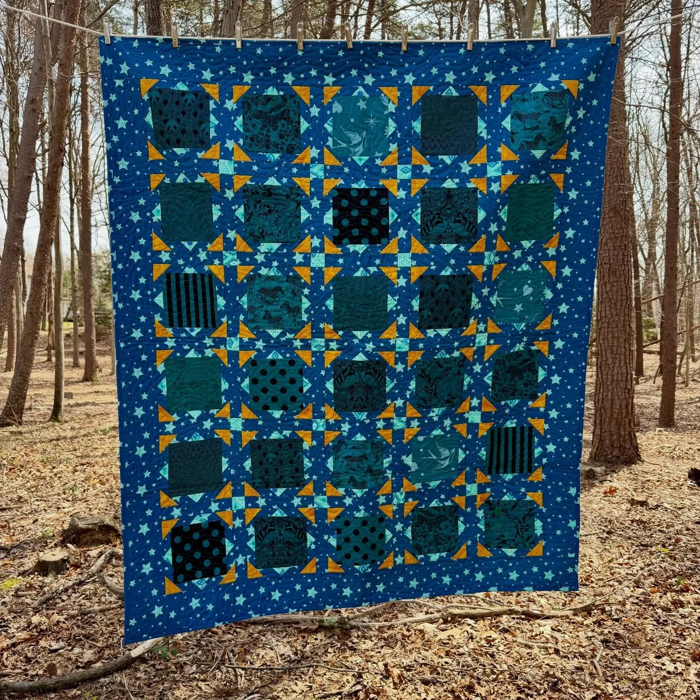 Another recent completed quilt using some over dyed @tulapink Linework fabric. The pattern is Trellis Garden by @sewbecca.