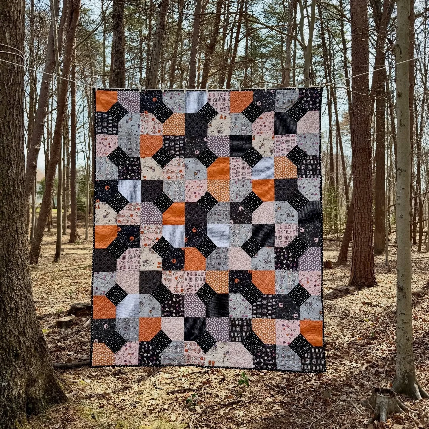 It might not be Halloween, but this cute Halloween quilt is ready for this coming fall.