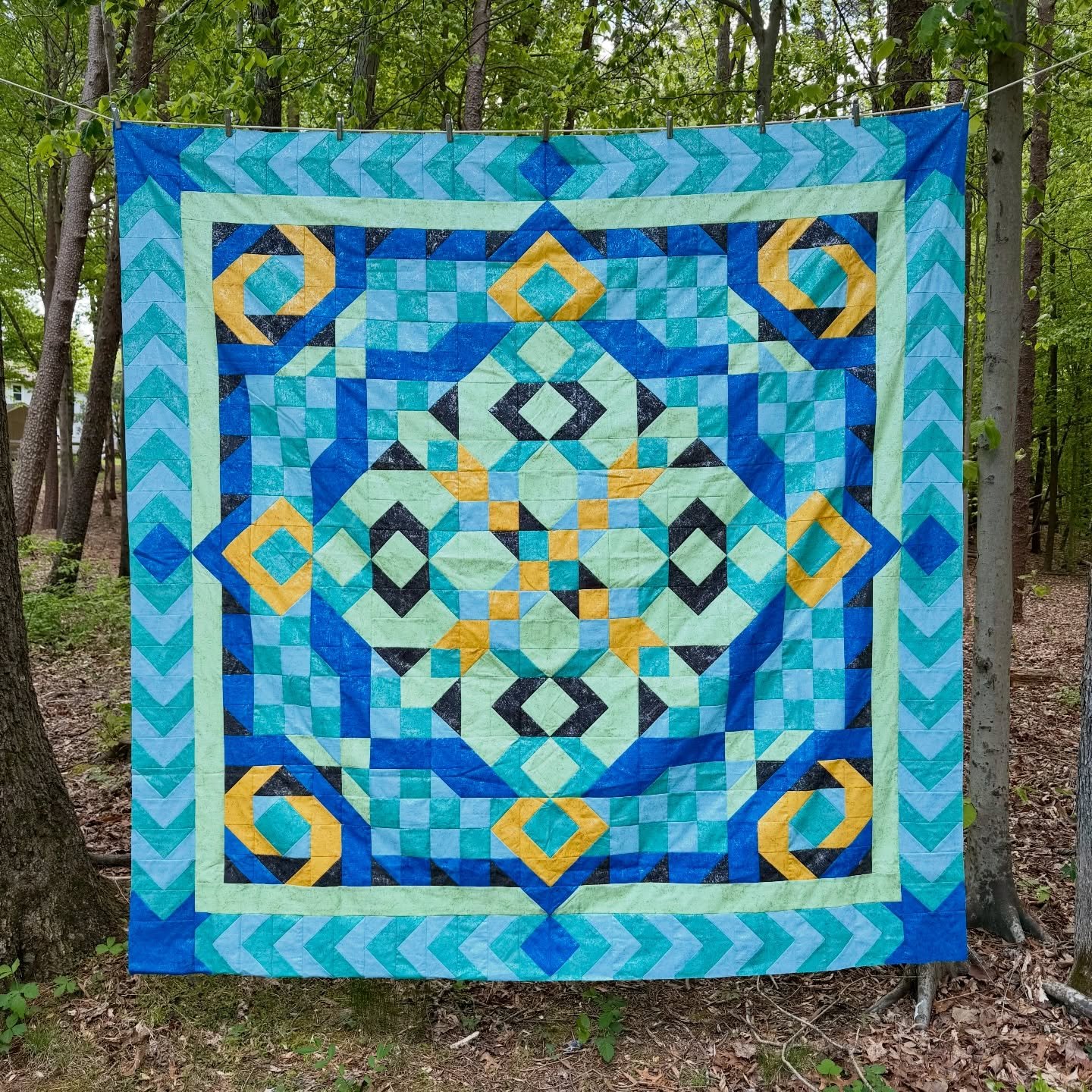 Today was the big reveal of the Puzzle Mystery Quilt Under The Sea from @cotton_cuts. I had the Triton colorway, but I also picked out some fabrics from the Glisten fabric line to make my own colorway called Stormy Sea. Thank you to my friends at @no