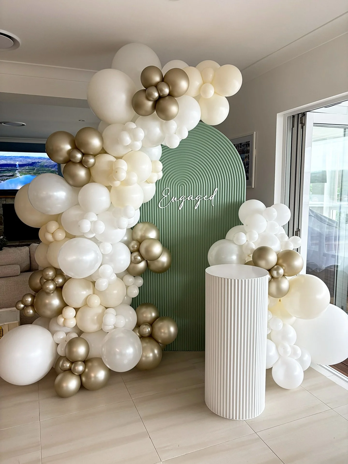 That custom green ripple backdrop, obsessed 🙌🏻
White acrylic sign, perfection 🤍
Whites &amp; a touch of gold to finish the look ✨
Engagement dreams come true 🫶🏻
the biggest congrats to @x.josephine 

Sign as always @the_little_arch_co