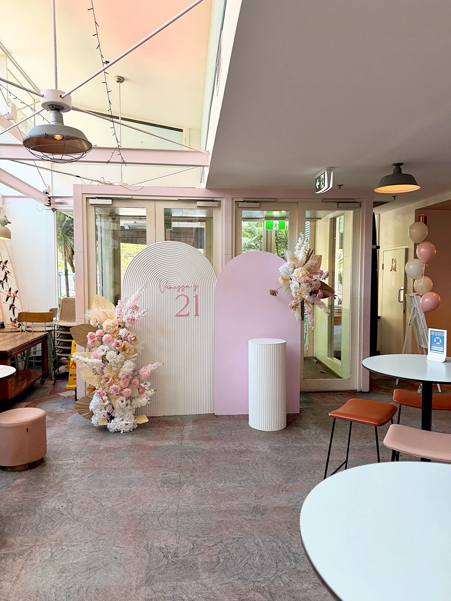 🩷 Venessa&rsquo;s 21st 🩷
Layered textures, soft tones and custom florals styled across our ripple and custom pink backdrop feature to celebrate Venessa&rsquo;s milestone 21st 💫🍸
The prettiest palette for the sweetest night 🌸

Signage @the_little