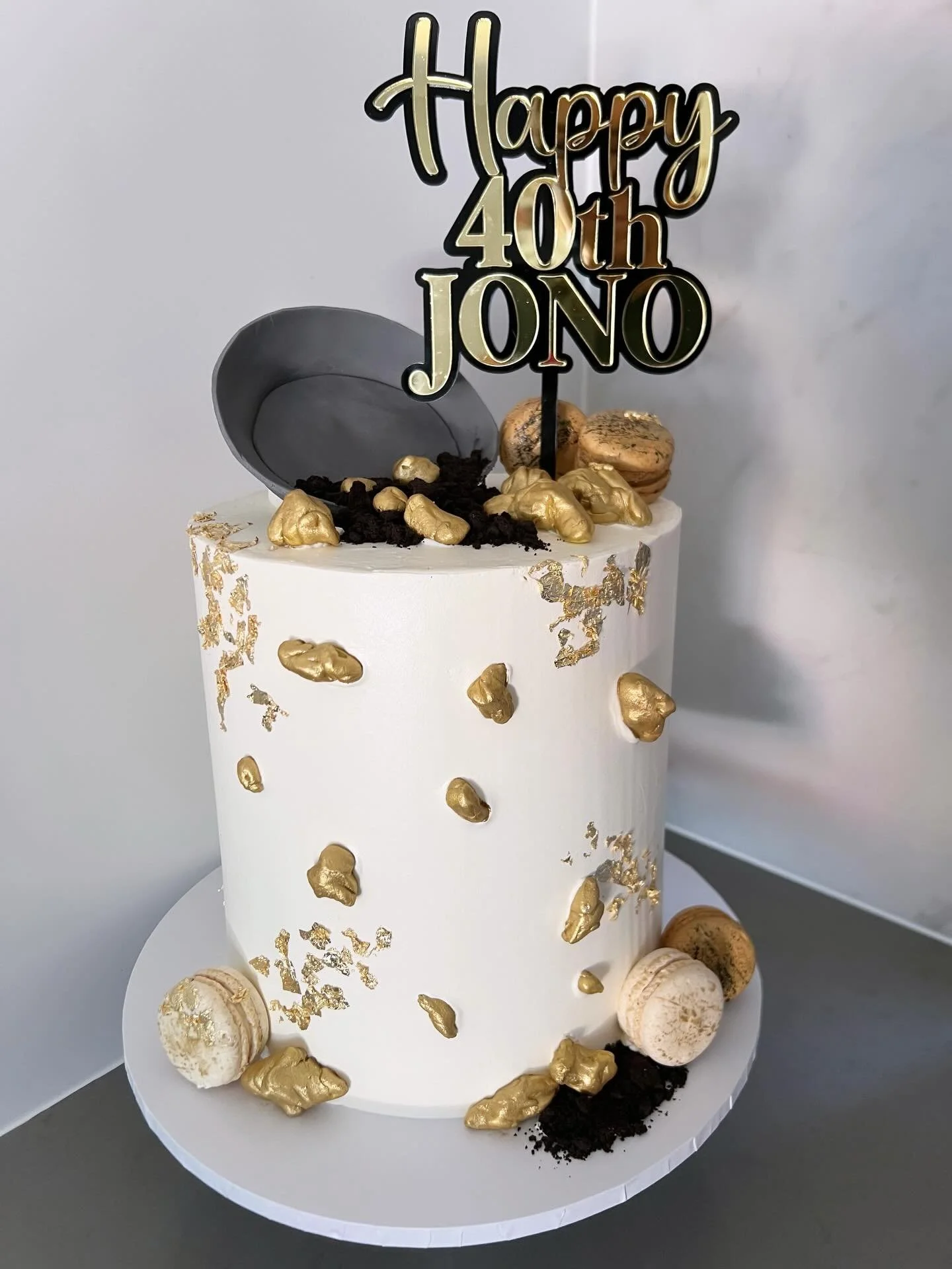 ✨Forty golden years! Happy Birthday Jono - we hope you find that nugget ✨
@bec_c86 

Topper @the_little_arch_co