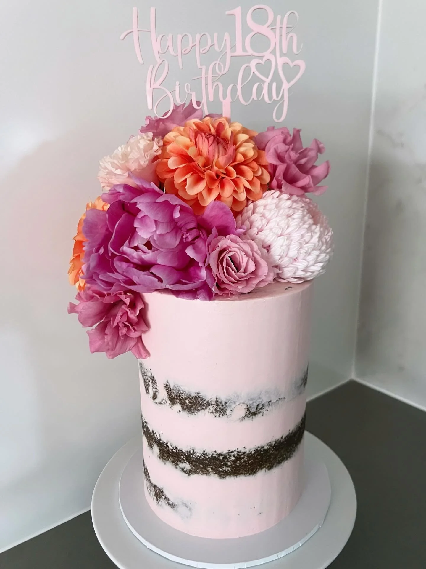 Pretty in pink for Veronica&rsquo;s 18th ✨🌸
A floral dream to celebrate a milestone birthday
Flavour was Coffee everything! Rich Coffee cake layered with creaming coffee buttercream. Yum!
@virginiecommins 
Topper @the_little_arch_co