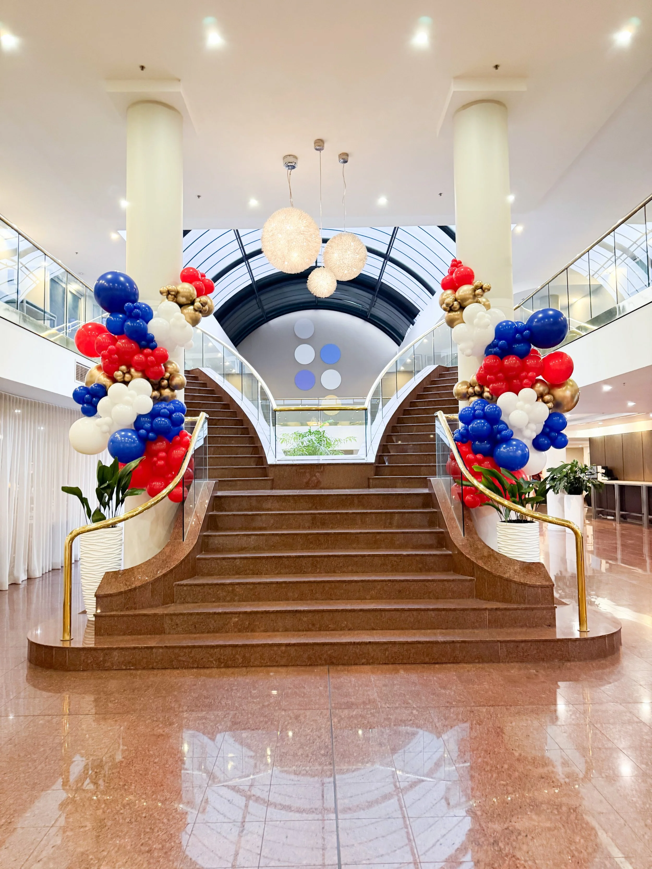 GRAND FINAL WEEKEND!

Two HUGE balloon garlands cascading down the grand staircase at @novotelparramatta bringing all the Newcastle Knights colours to life for GF weekend! 🏉

Although the Knights didn&rsquo;t take home the win, what a game to watch 