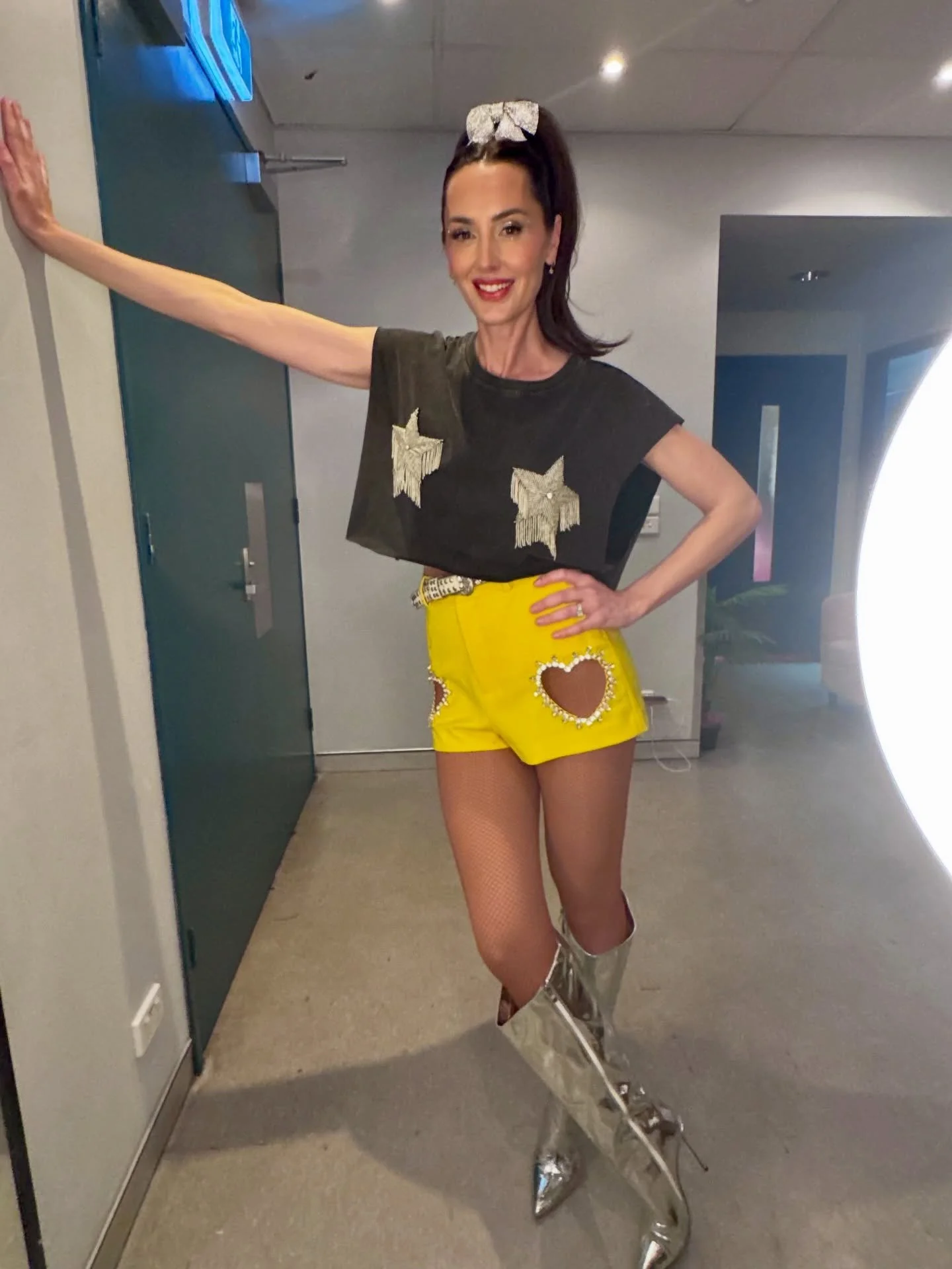 Ladies leveled up last night for Syd @discoclubaus @liseandsarah . BIGGGGGGG flicky ponies was my inspo🤩🤩🤩 #disclaimer - possibly 50 kg&rsquo;s of hair was added so NO I can&rsquo;t not recreate this in salon in 5 mins😋😂😂

Hair and makeup 🙋🏻&