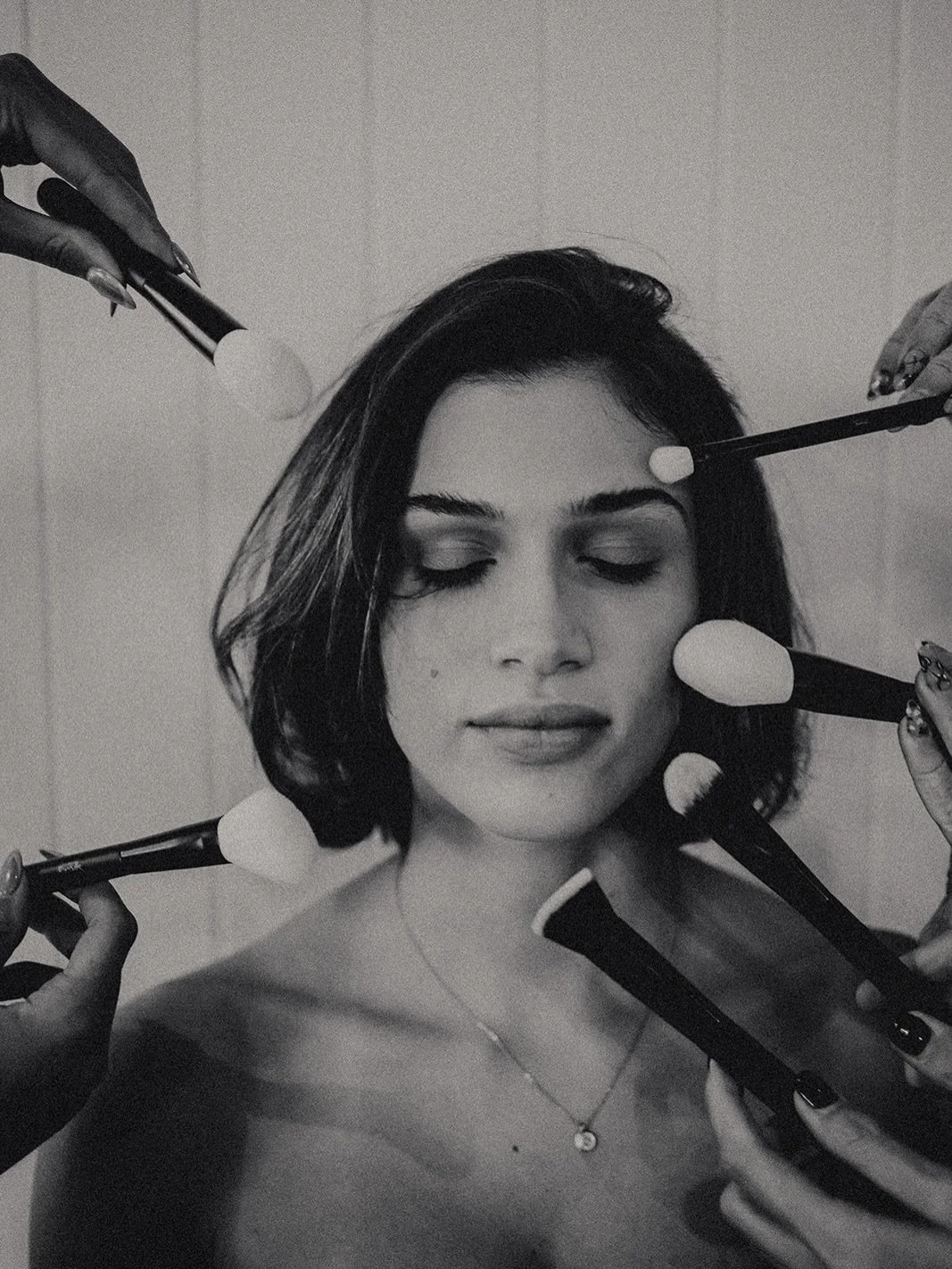 &lsquo;THE SHOT v&rsquo;s The reality! Swipe ➡️ 🤪😂 @katiecarr_  also lending her VERY experienced hands 😘
Angel face @saff.eva 
@springcosmeticsau 
📷 @marymillermedia