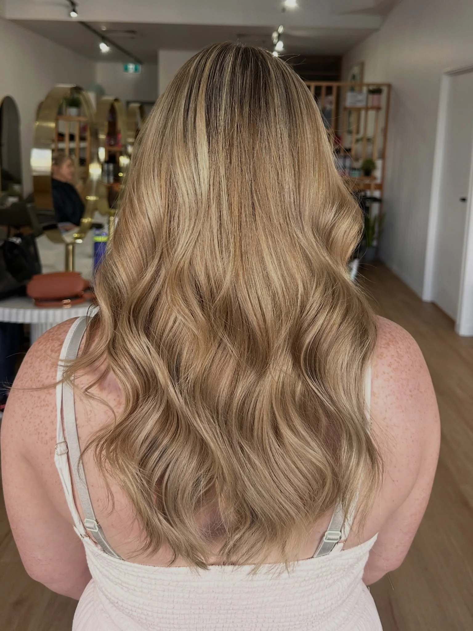 This is what dimensional/ corrective colour looks like from our emerging Stylist @hayley.twidalehairandmakeup. Swipe ➡️ to see what she started with and we are blown away with the end result. H sure is nailing her colour work. Click the link in our b