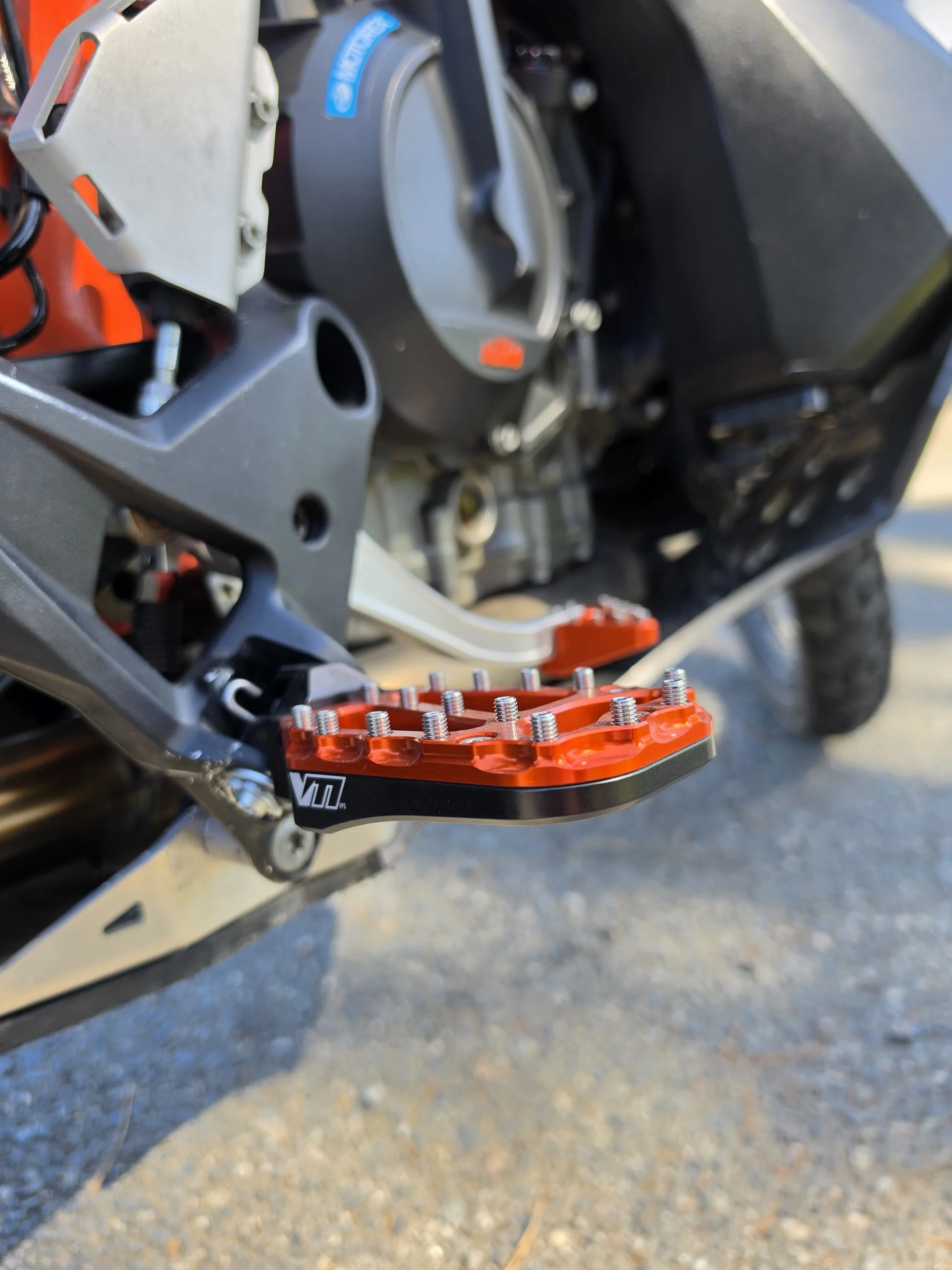 ktm_890_adventure_vanasche_motorsports_foot_pegs_orange.jpg