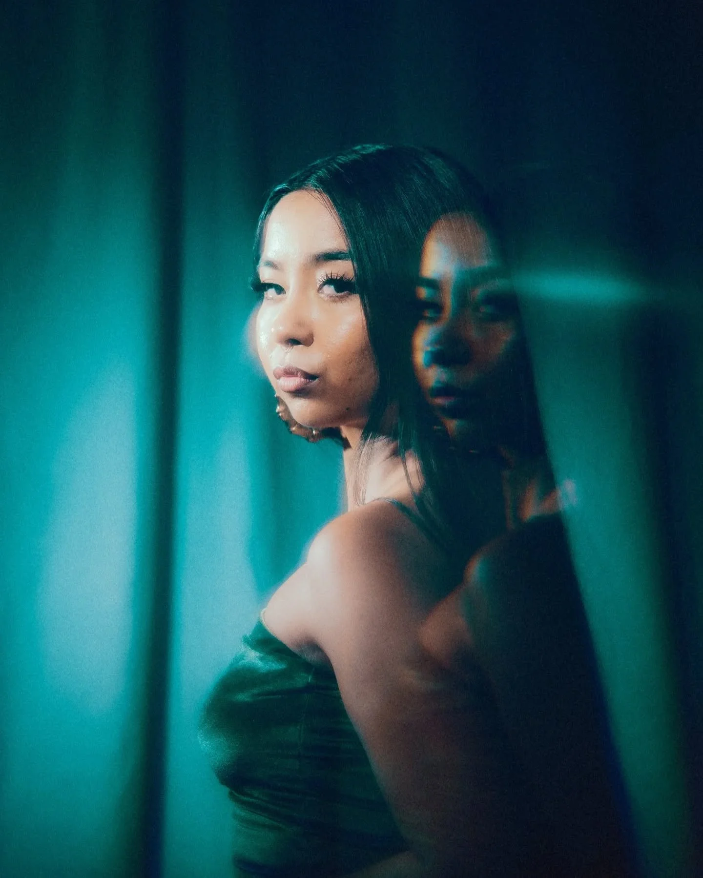 ✨ Afterimage (2024)
Big thanks to the amazing @ros3hips 🙏!
Shot during a fun &amp; insightful studio workshop from @moodydarkroom &times; @viltrox.official
.
.
.
.
📸 @sonyalpha A7RV
.
.
#studiophotography #studiophotoshoot #cinematiclighting #Retro