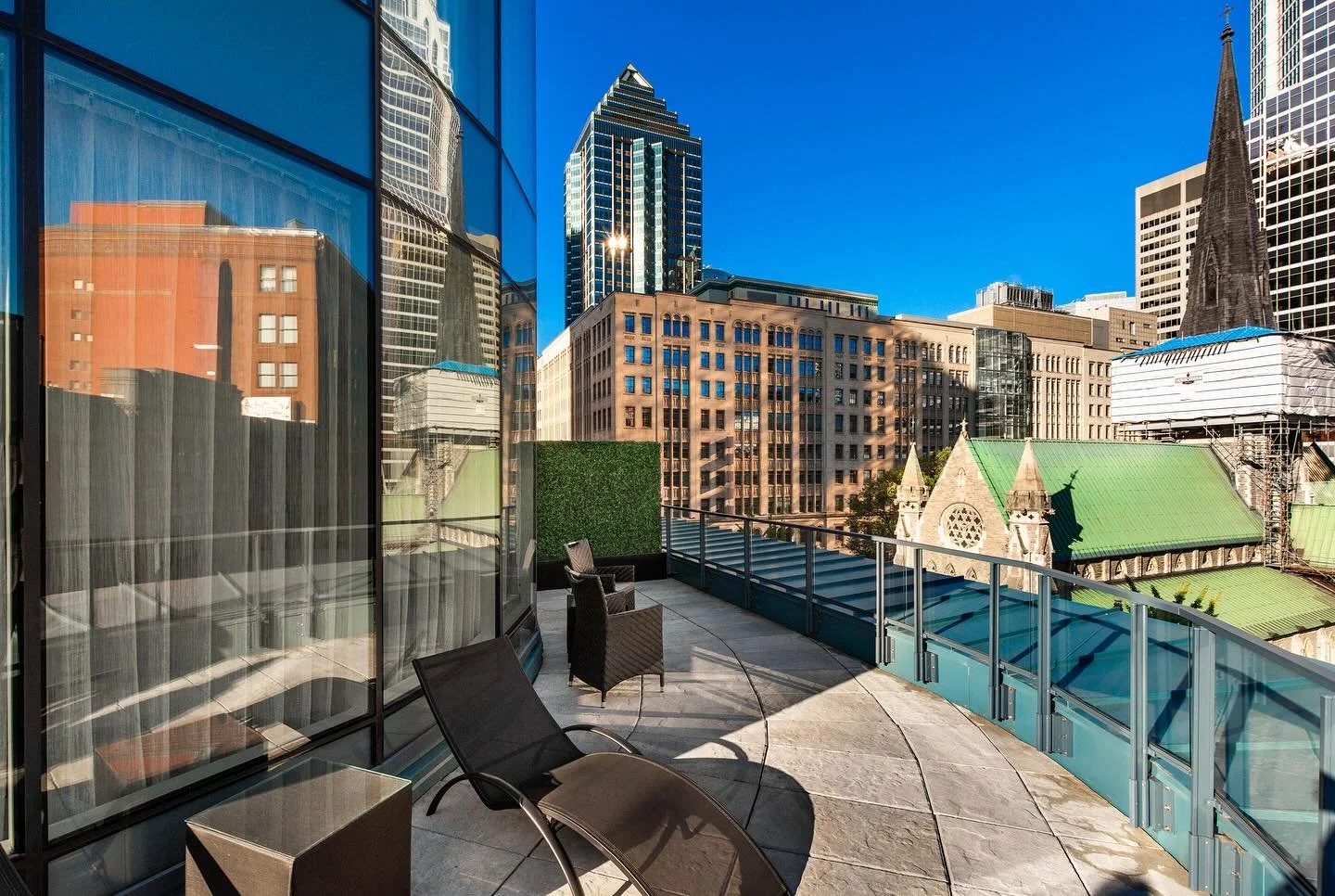 Montreal at your fingertips. Montr&eacute;al vous attend 👌🏼