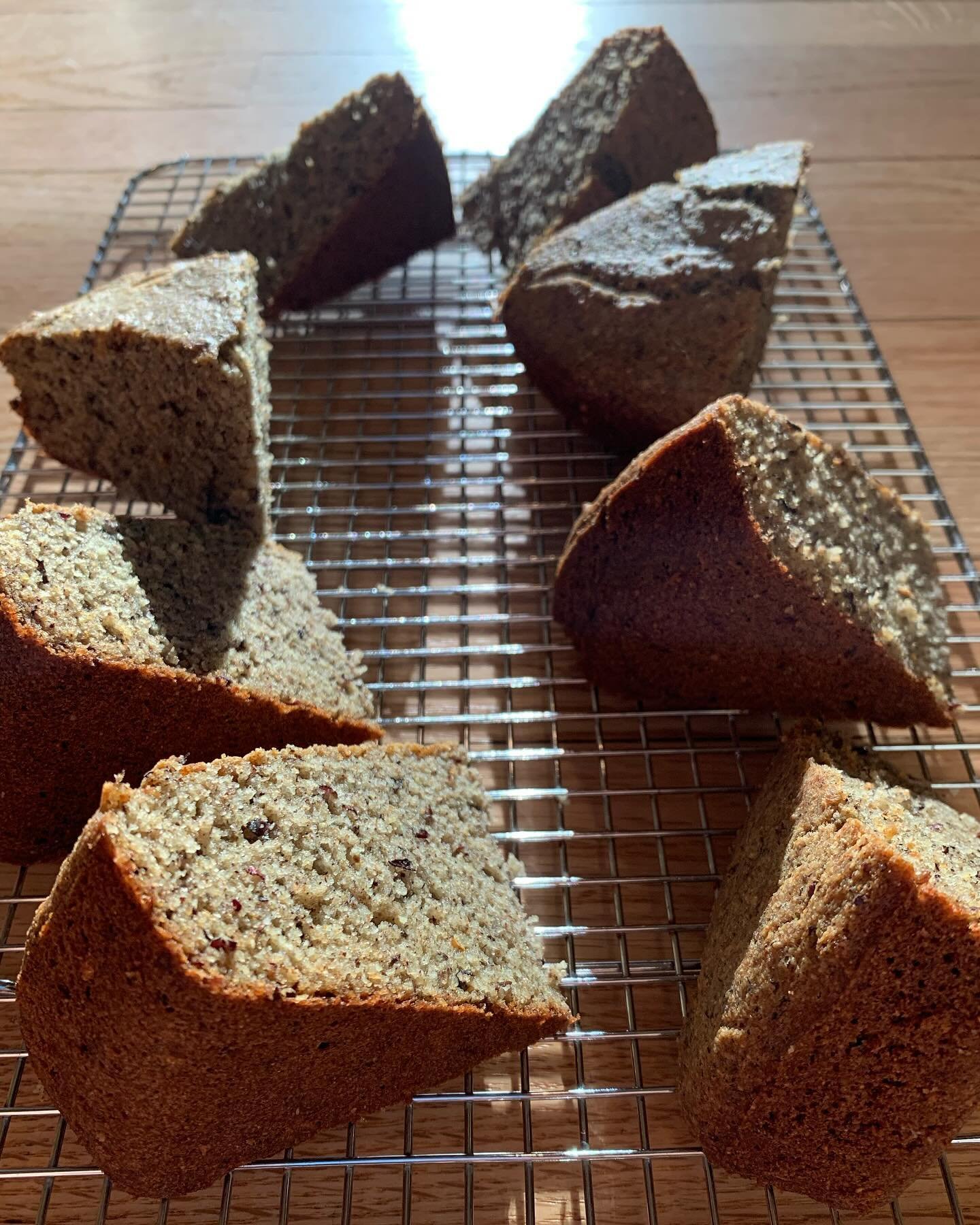 This is a cornbread account now. My genius will not be denied. Actually, all credit to @redtailgrains for supplying such wonderful grain, grounds, flours, and mixes. I wish I could make noodles that taste like this. #cornbread #castiron #southernfood