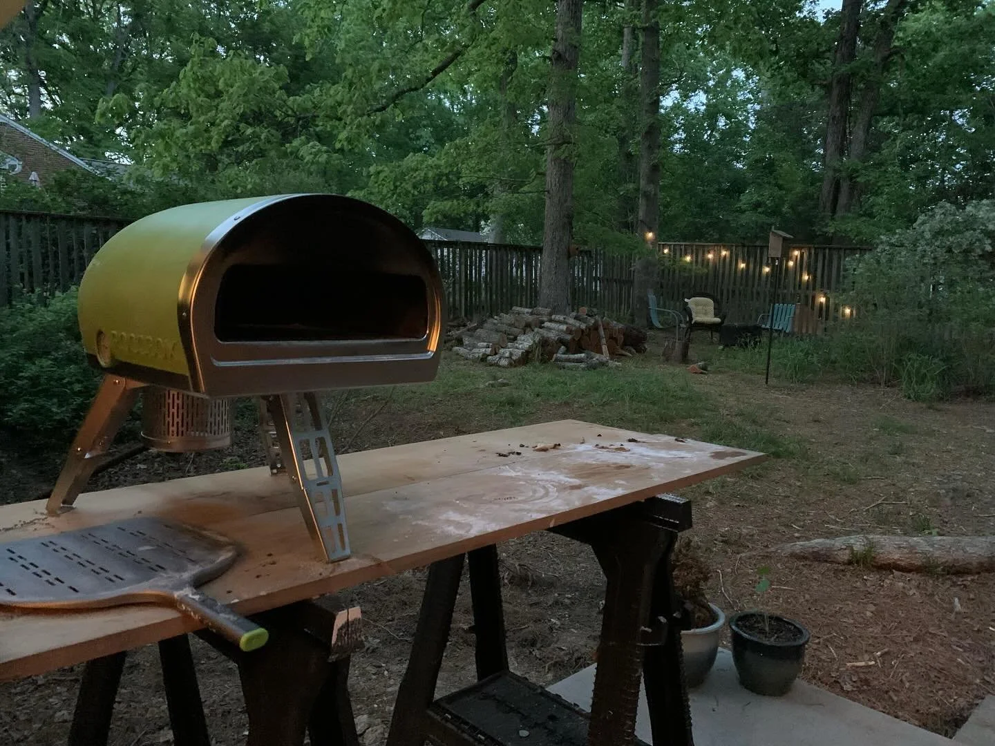 Spring pizza party. Fiona Navona (hand-smashed pistachio pesto, mozzarella, honey) &amp; the Kimchi-Q (Japanese-style BBQ, mozzarella, cold kimchi). Feel like I&rsquo;m starting to dial in the oven temperatures, but lots of room to grow this season. 